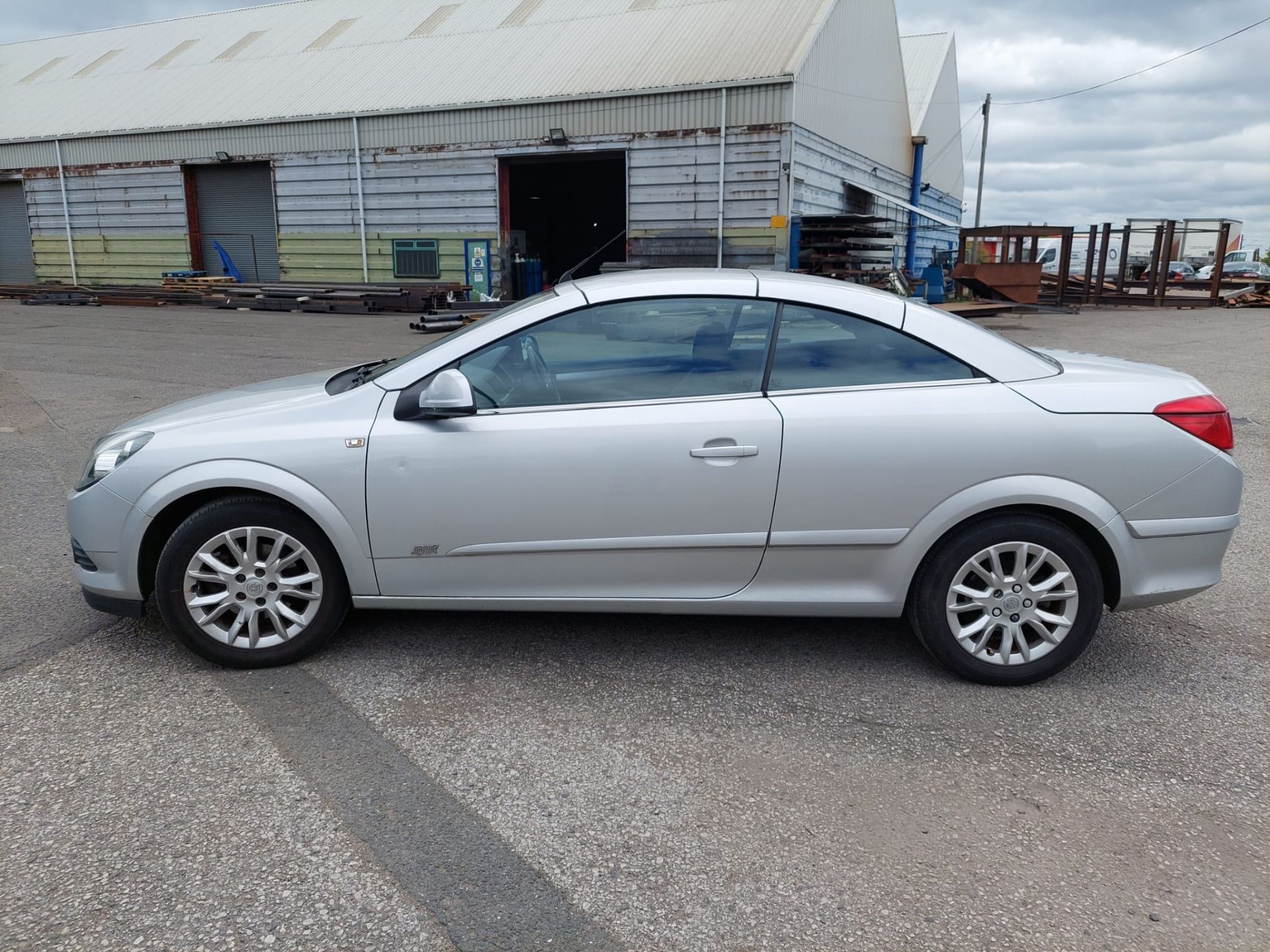 2010 VAUXHALL ASTRA TWIN PORT SPORT SILVER CONVERTIBLE *NO VAT* - Image 6 of 26