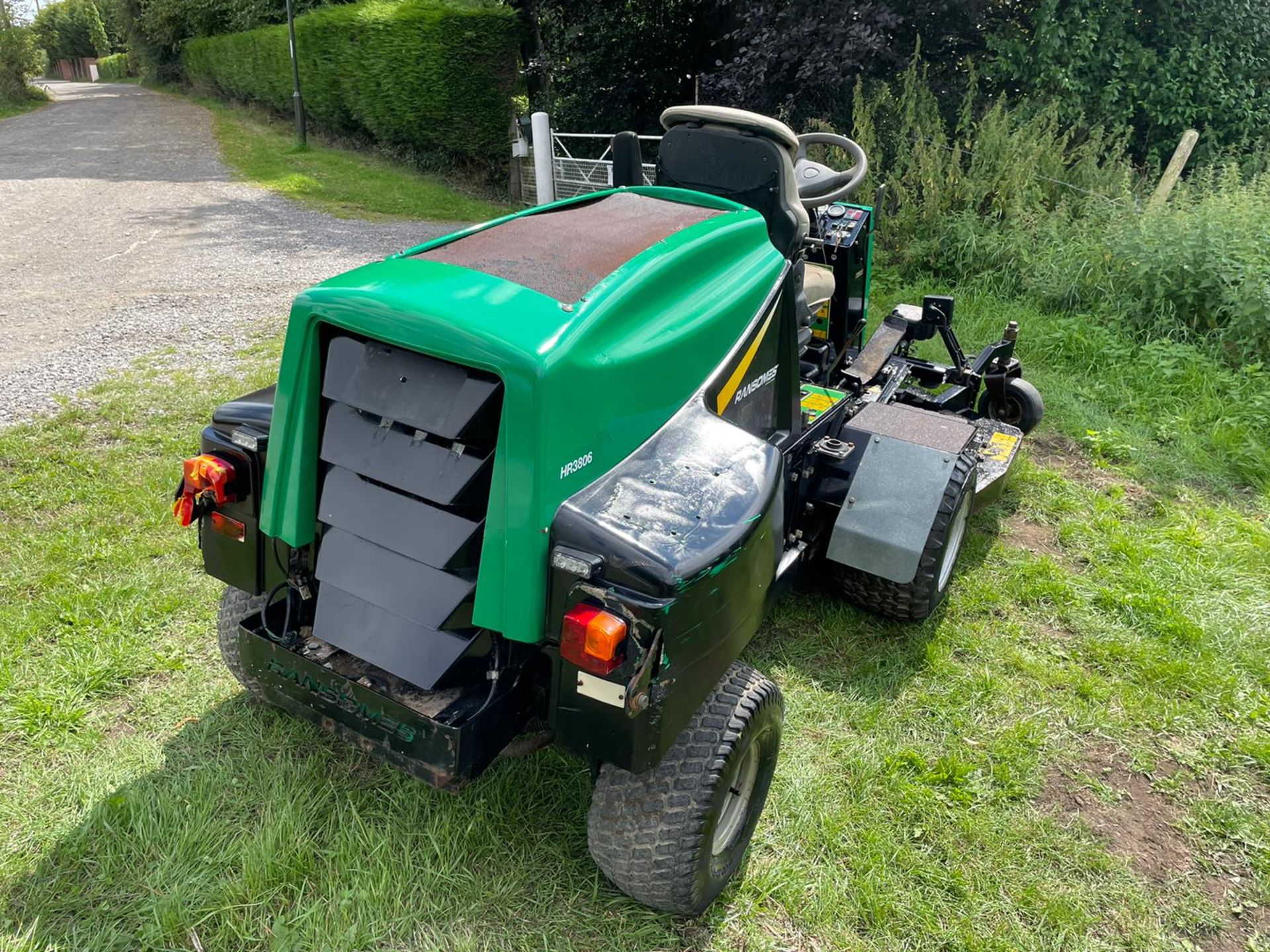RANSOMES HR3806 RIDE ON MOWER, RUNS DRIVES AND CUTS, SHOWING 2917 HOURS, HYDROSTATIC *PLUS VAT* - Image 5 of 10