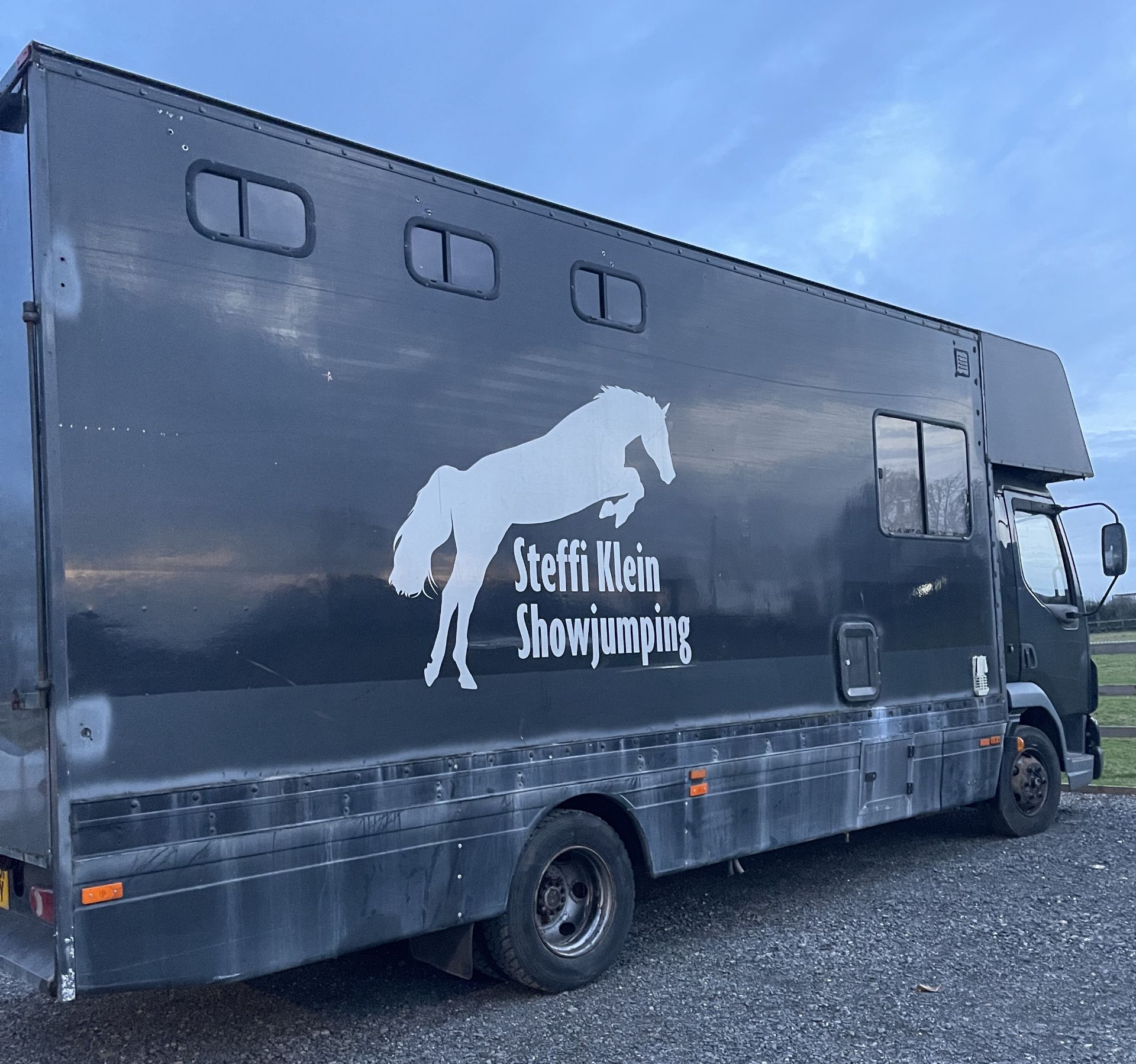 HORSE BOX / ACCOMODATION, SPACE FOR 3 PONIES OR 2 HORSES (MAX HEIGHT 17 HANDS) 304,473 KILOMETERS - Image 5 of 33