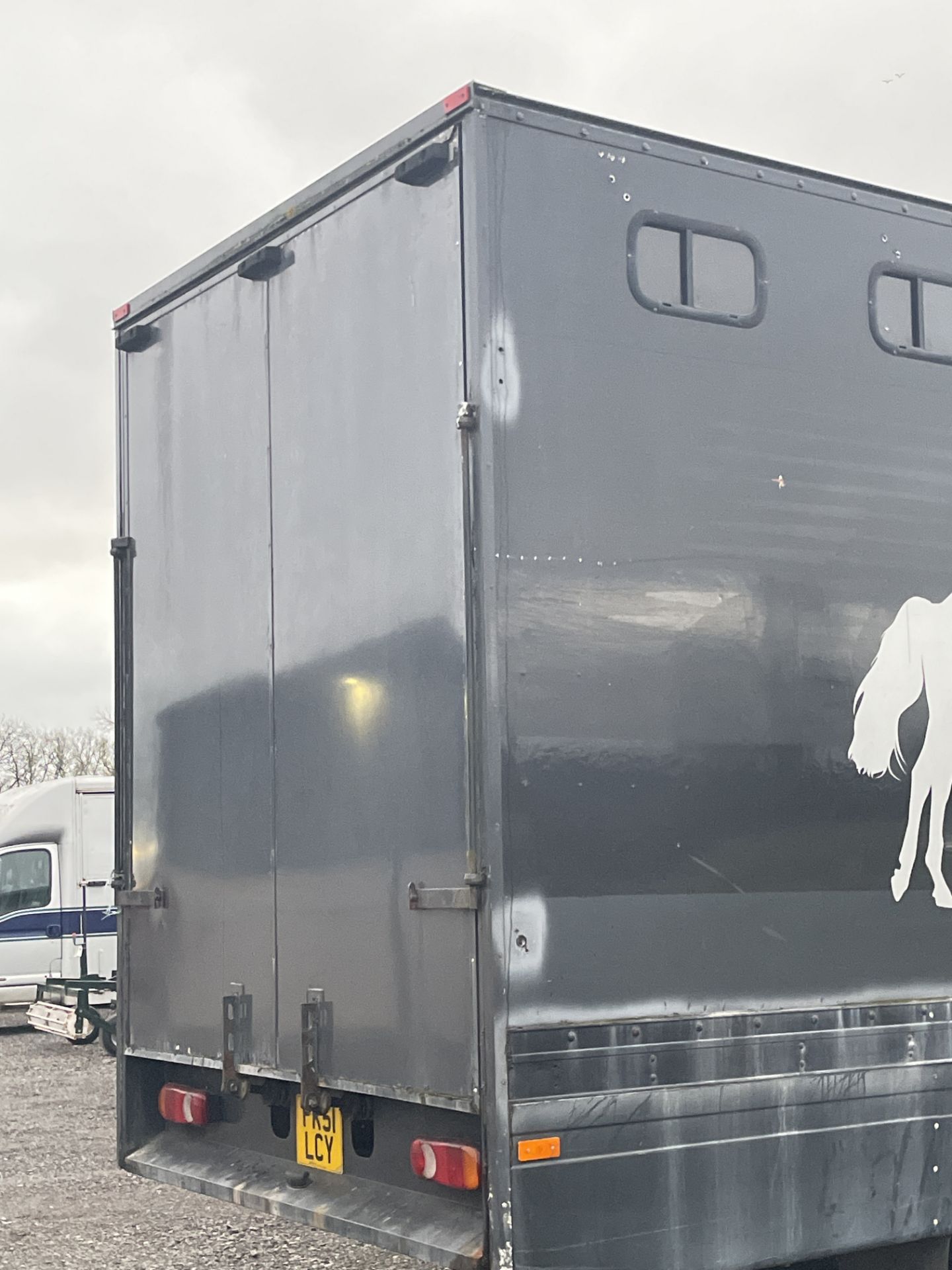 HORSE BOX / ACCOMODATION, SPACE FOR 3 PONIES OR 2 HORSES (MAX HEIGHT 17 HANDS) 304,473 KILOMETERS - Image 4 of 33