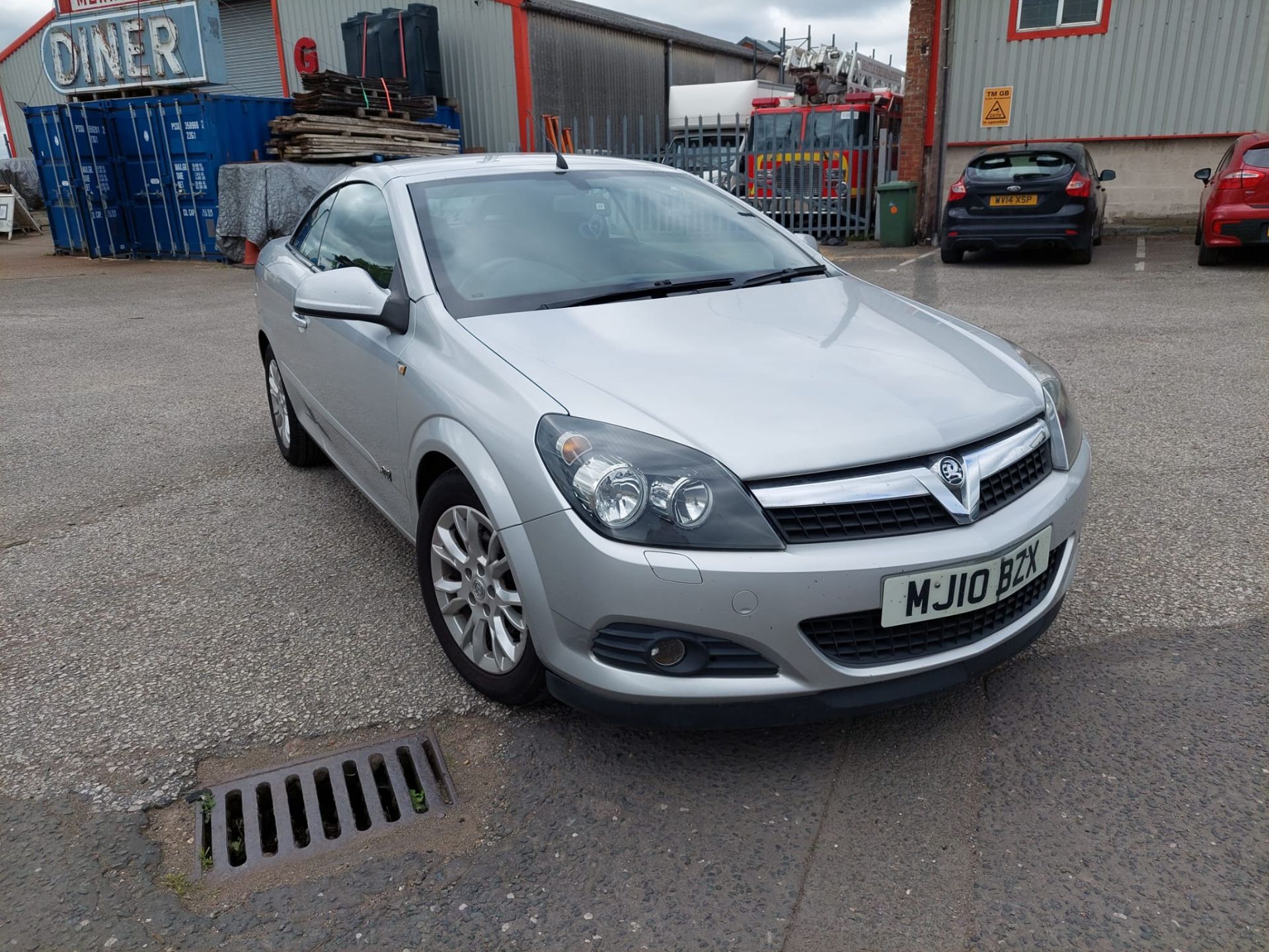 2010 VAUXHALL ASTRA TWIN PORT SPORT SILVER CONVERTIBLE *NO VAT* - Image 3 of 26