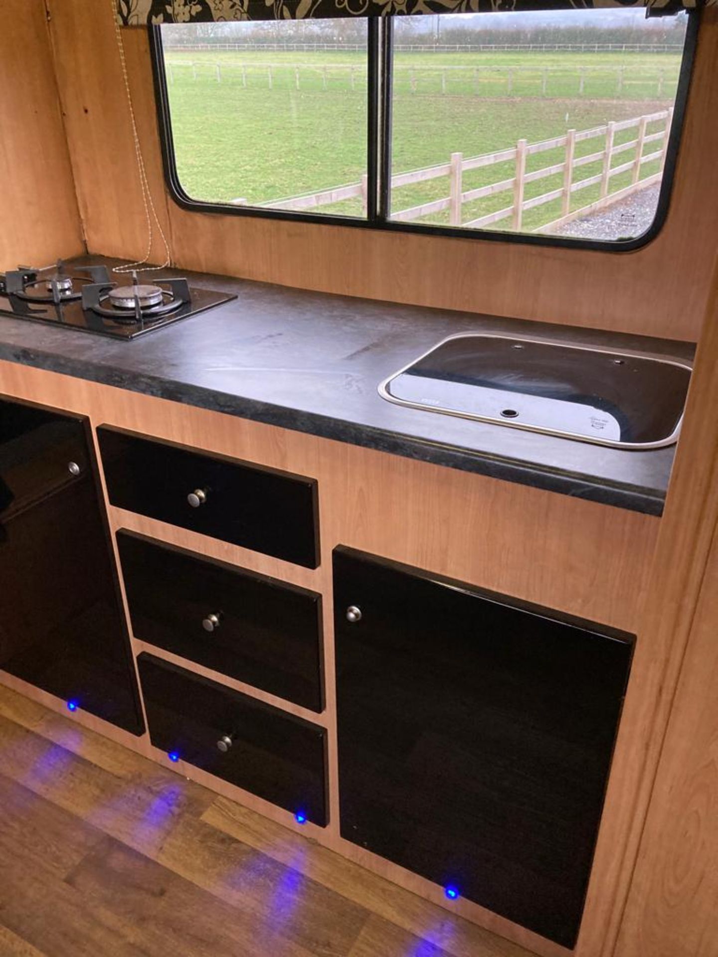 HORSE BOX / ACCOMODATION, SPACE FOR 3 PONIES OR 2 HORSES (MAX HEIGHT 17 HANDS) 304,473 KILOMETERS - Image 23 of 33