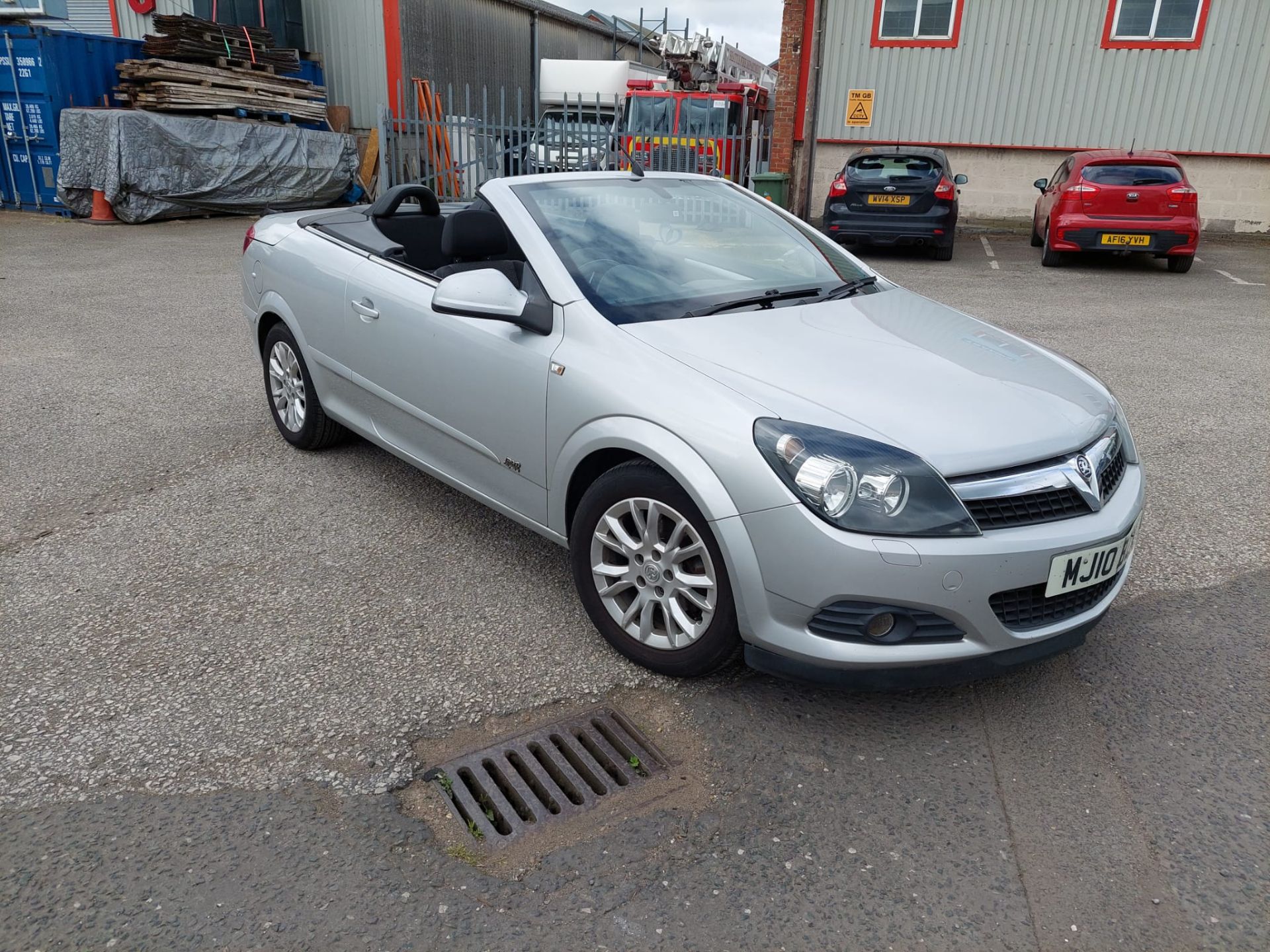 2010 VAUXHALL ASTRA TWIN PORT SPORT SILVER CONVERTIBLE *NO VAT* - Image 2 of 26