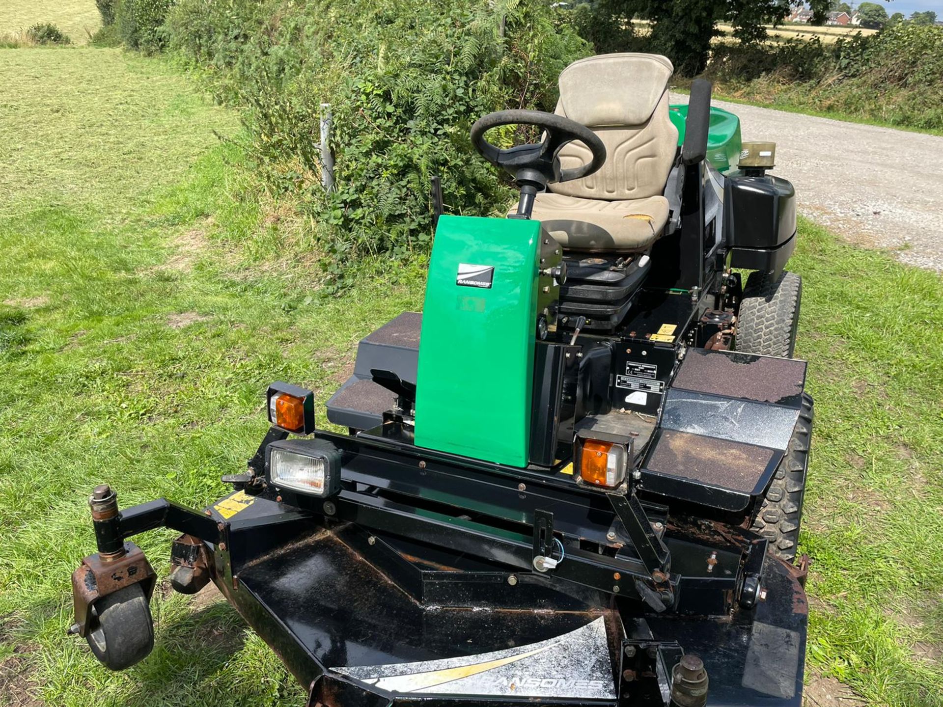RANSOMES HR3806 RIDE ON MOWER, RUNS DRIVES AND CUTS, SHOWING 2917 HOURS, HYDROSTATIC *PLUS VAT* - Image 7 of 10