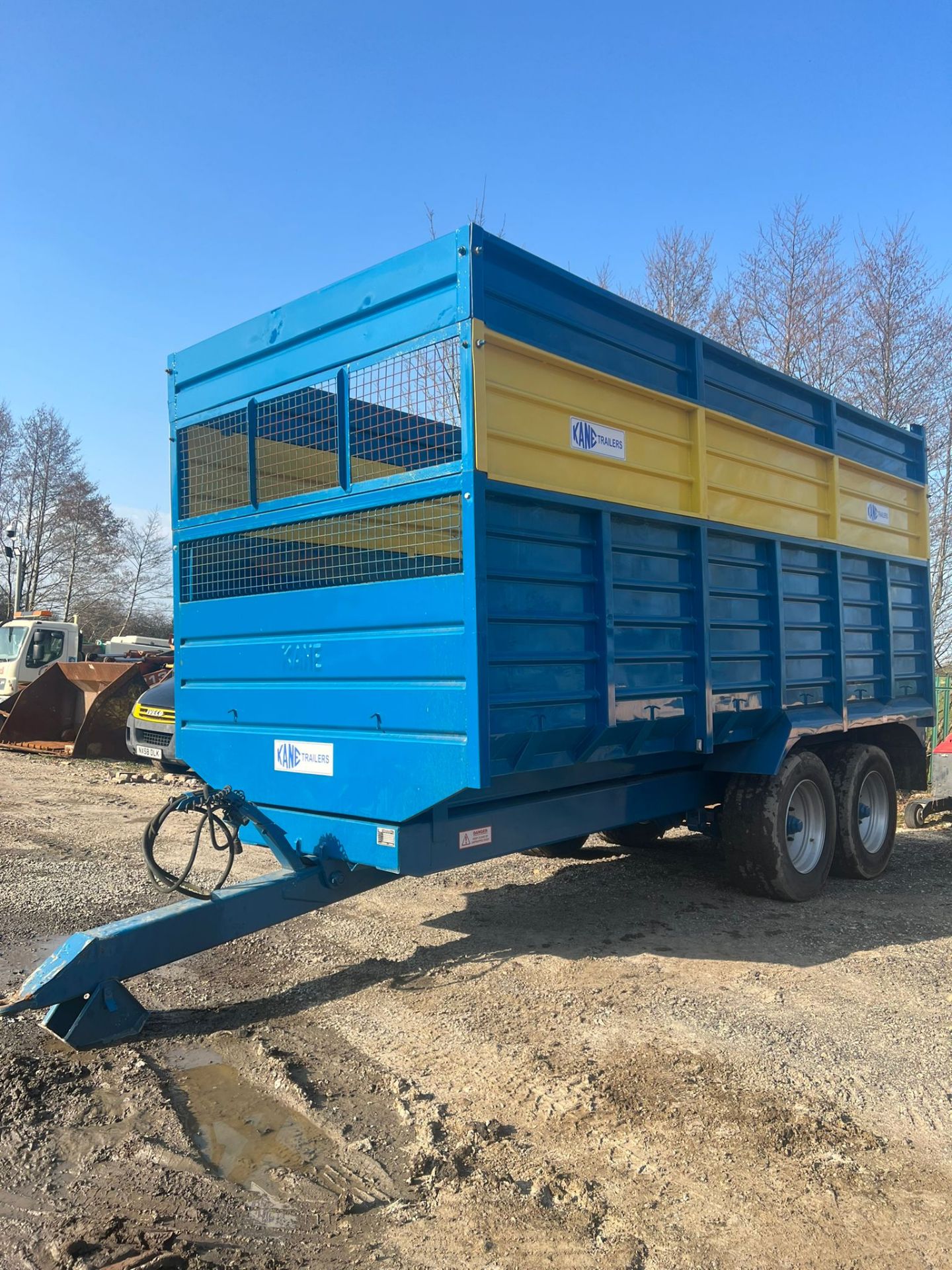 KANE 14 TON TWIN AXLE SILAGE TRAILER FULL BACK DOOR, HYDRAULIC BRAKES *PLUS VAT*