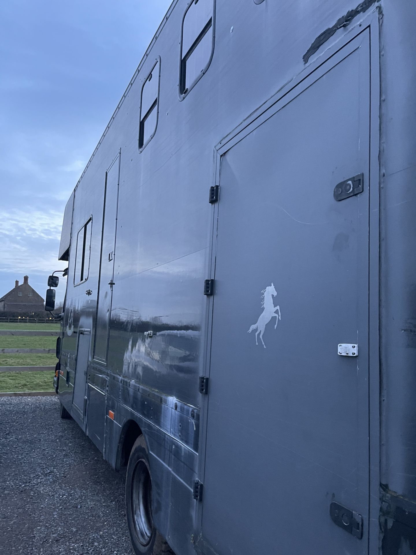 HORSE BOX / ACCOMODATION, SPACE FOR 3 PONIES OR 2 HORSES (MAX HEIGHT 17 HANDS) 304,473 KILOMETERS - Image 10 of 33