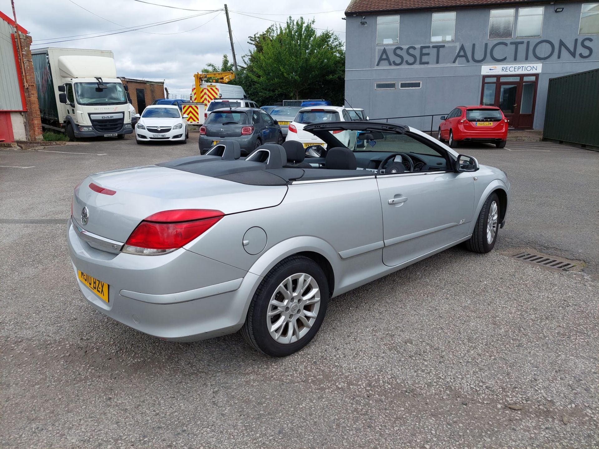 2010 VAUXHALL ASTRA TWIN PORT SPORT SILVER CONVERTIBLE *NO VAT* - Image 16 of 26