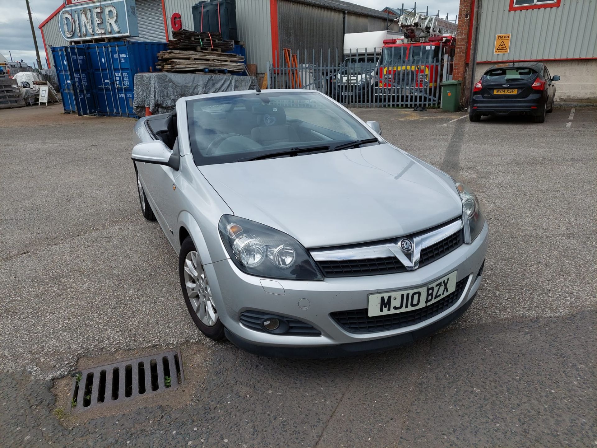 2010 VAUXHALL ASTRA TWIN PORT SPORT SILVER CONVERTIBLE *NO VAT* - Image 12 of 26