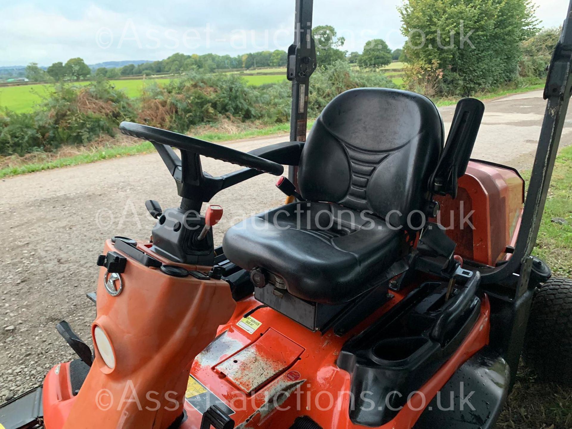 KUBOTA F2880 DIESEL RIDE ON MOWER, RUNS DRIVES AND CUTS, SHOWING A LOW 2640 HOURS *PLUS VAT* - Image 8 of 10