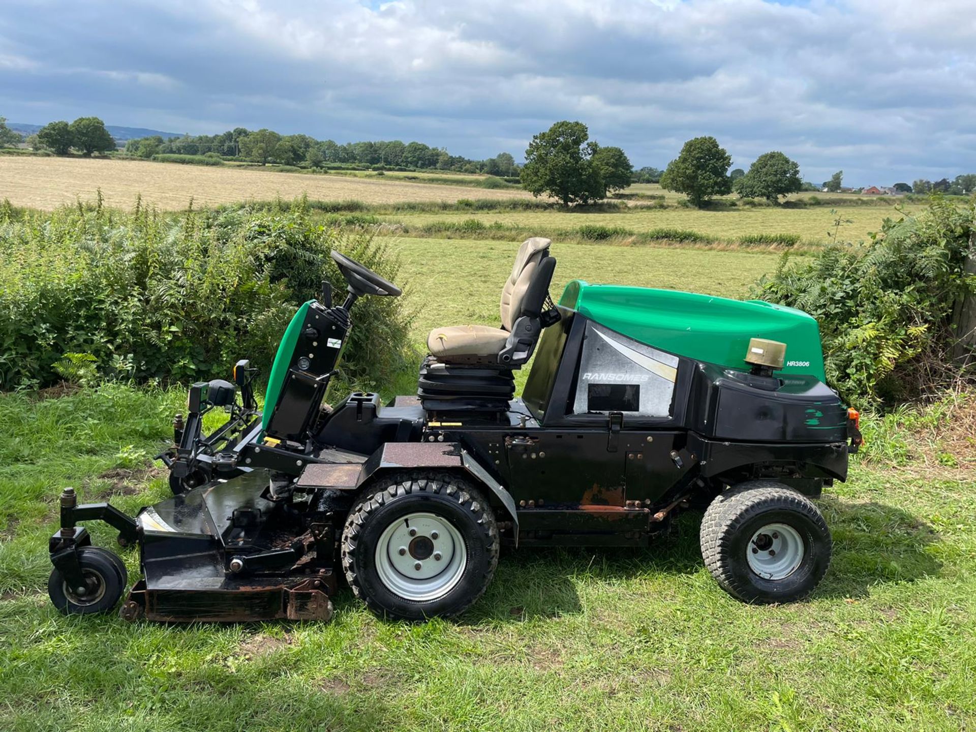 RANSOMES HR3806 RIDE ON MOWER, RUNS DRIVES AND CUTS, SHOWING 2917 HOURS, HYDROSTATIC *PLUS VAT* - Image 4 of 10