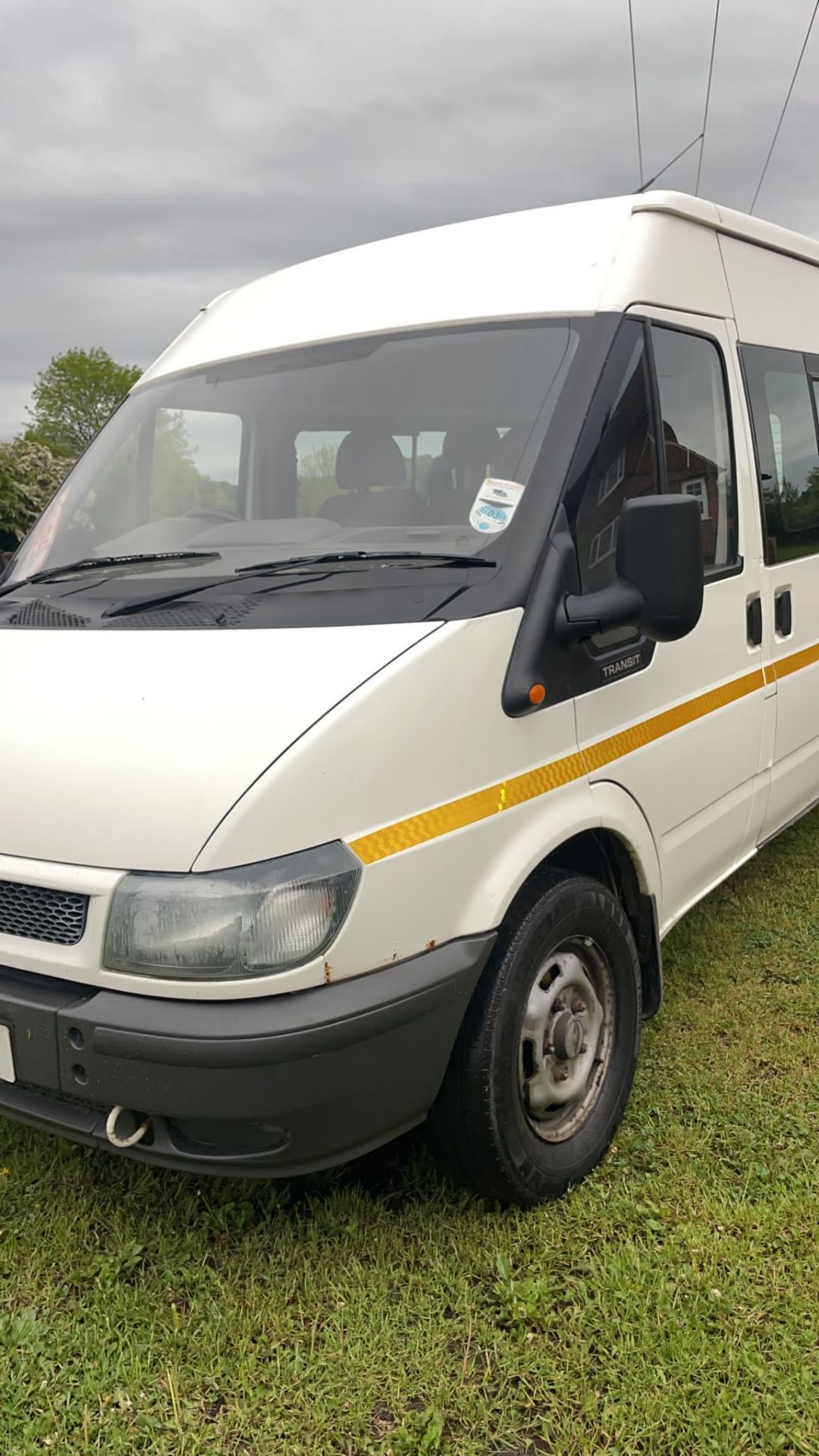 2004 04 FORD TRANSIT WHITE MINIBUS light scrape on drivers side, 9 seats, Wheel Chair lift fitted - Image 3 of 22