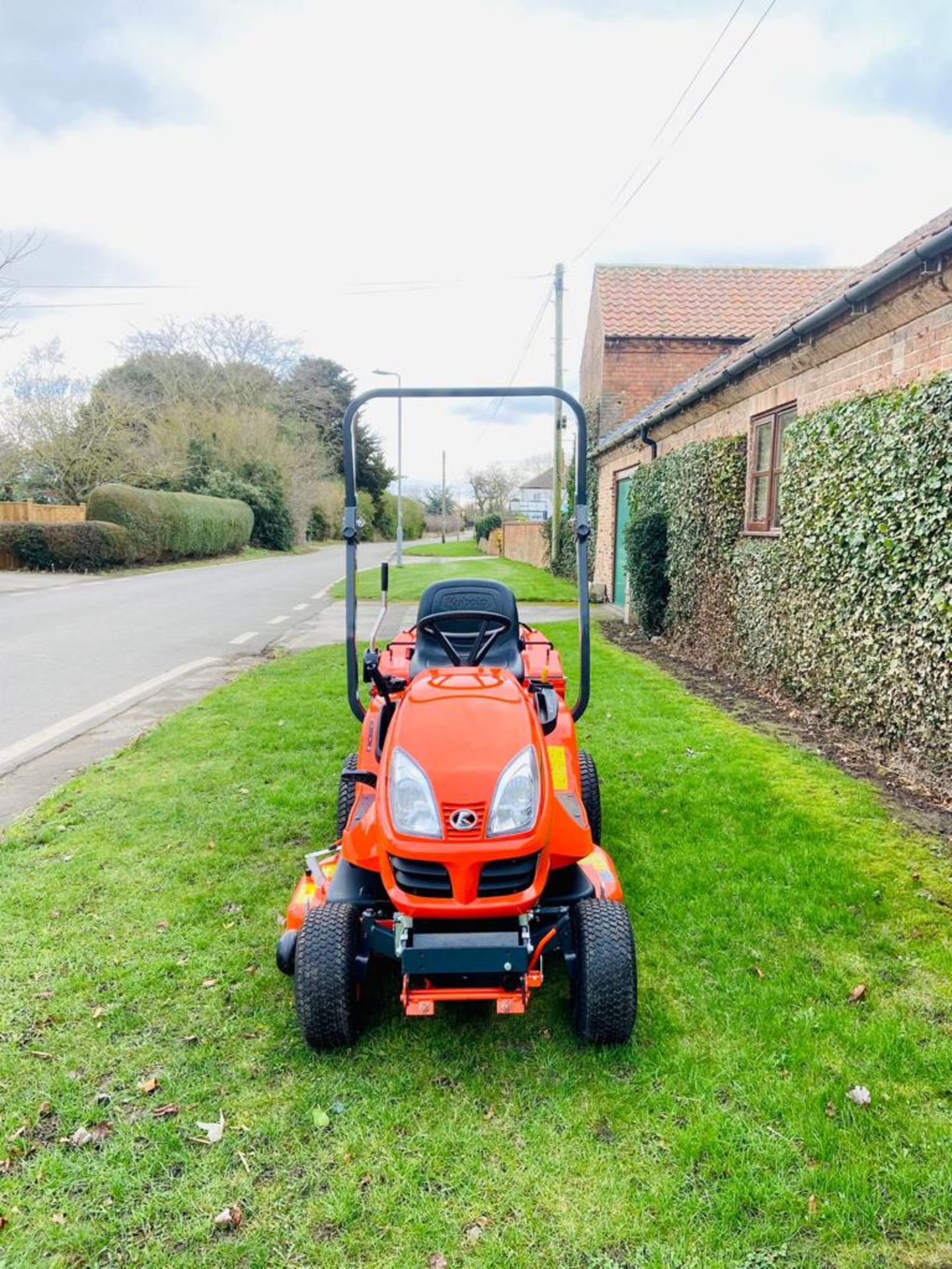 KUBOTA GR1600 MK2 MOWER, BRAND NEW, C/W COLLECTOR, 42" ROTARY CUT *PLUS VAT* - Image 3 of 9