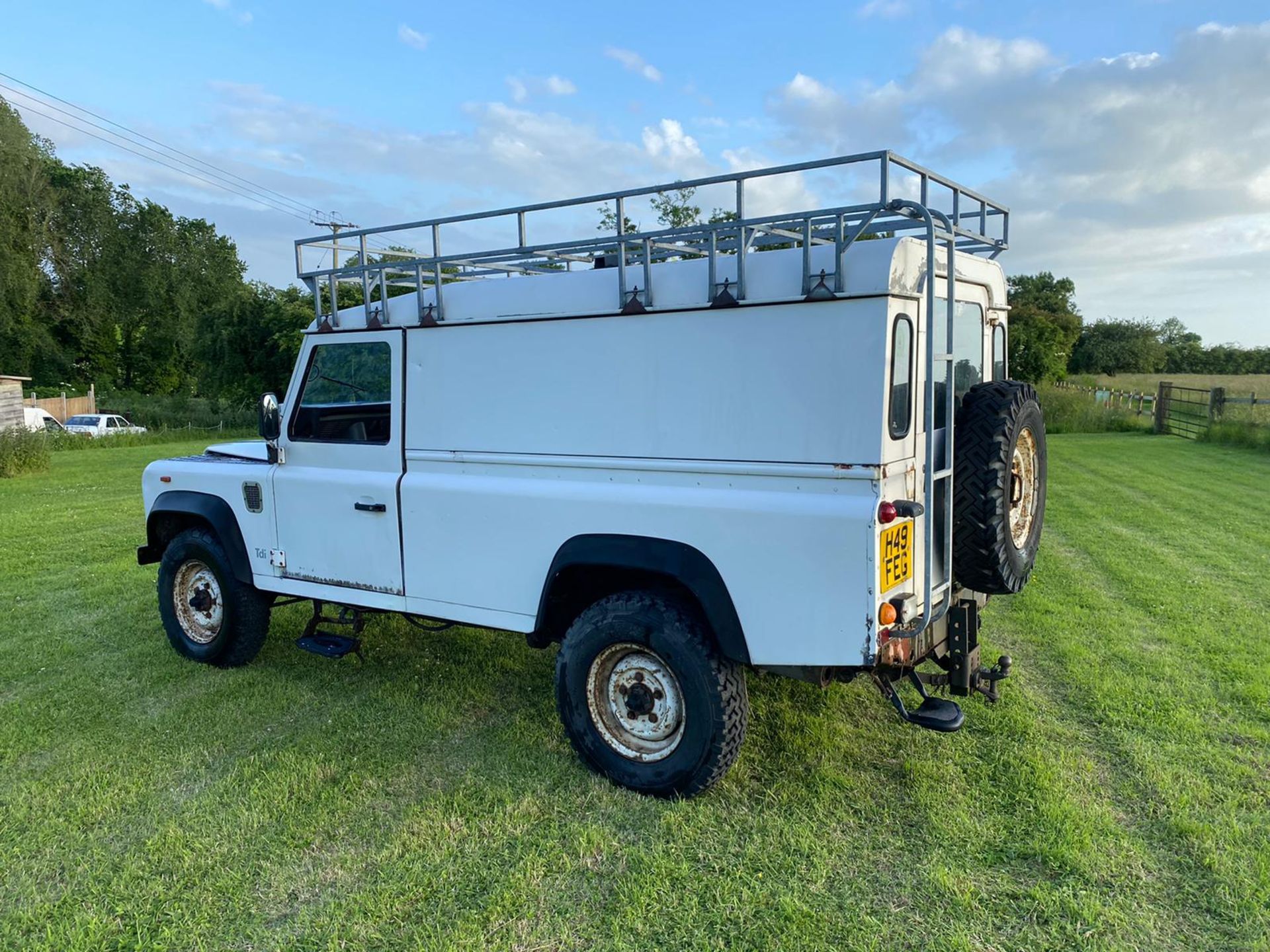 LAND ROVER 110 DEFENDER TURBO DIESEL WHITE 200TDI *NO VAT* - Image 3 of 12