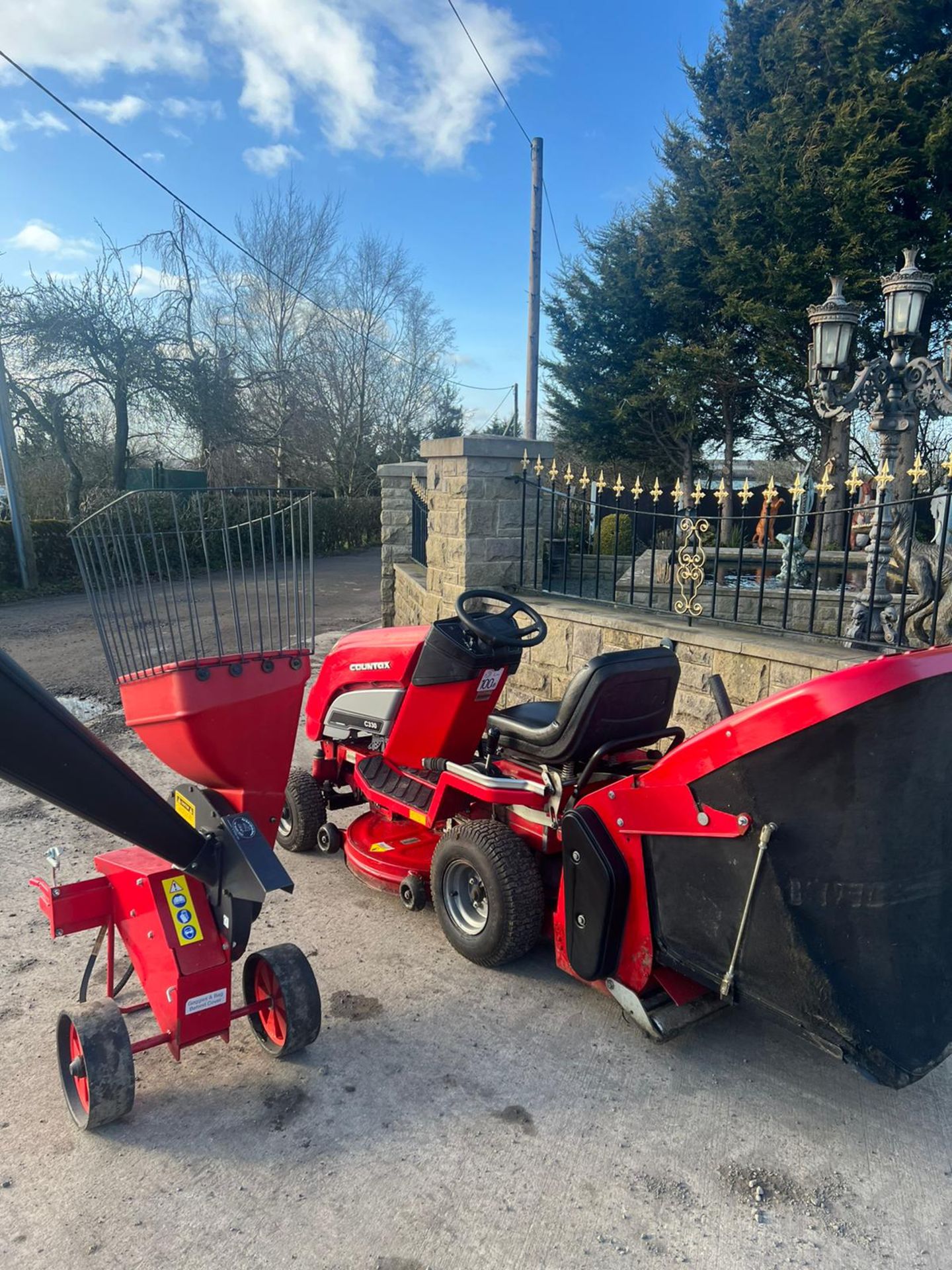 COUNTAX C330H RIDE ON LAWN MOWER WITH WOOD CHIPPER, RUNS DRIVES AND CUTS *PLUS VAT* - Image 4 of 8