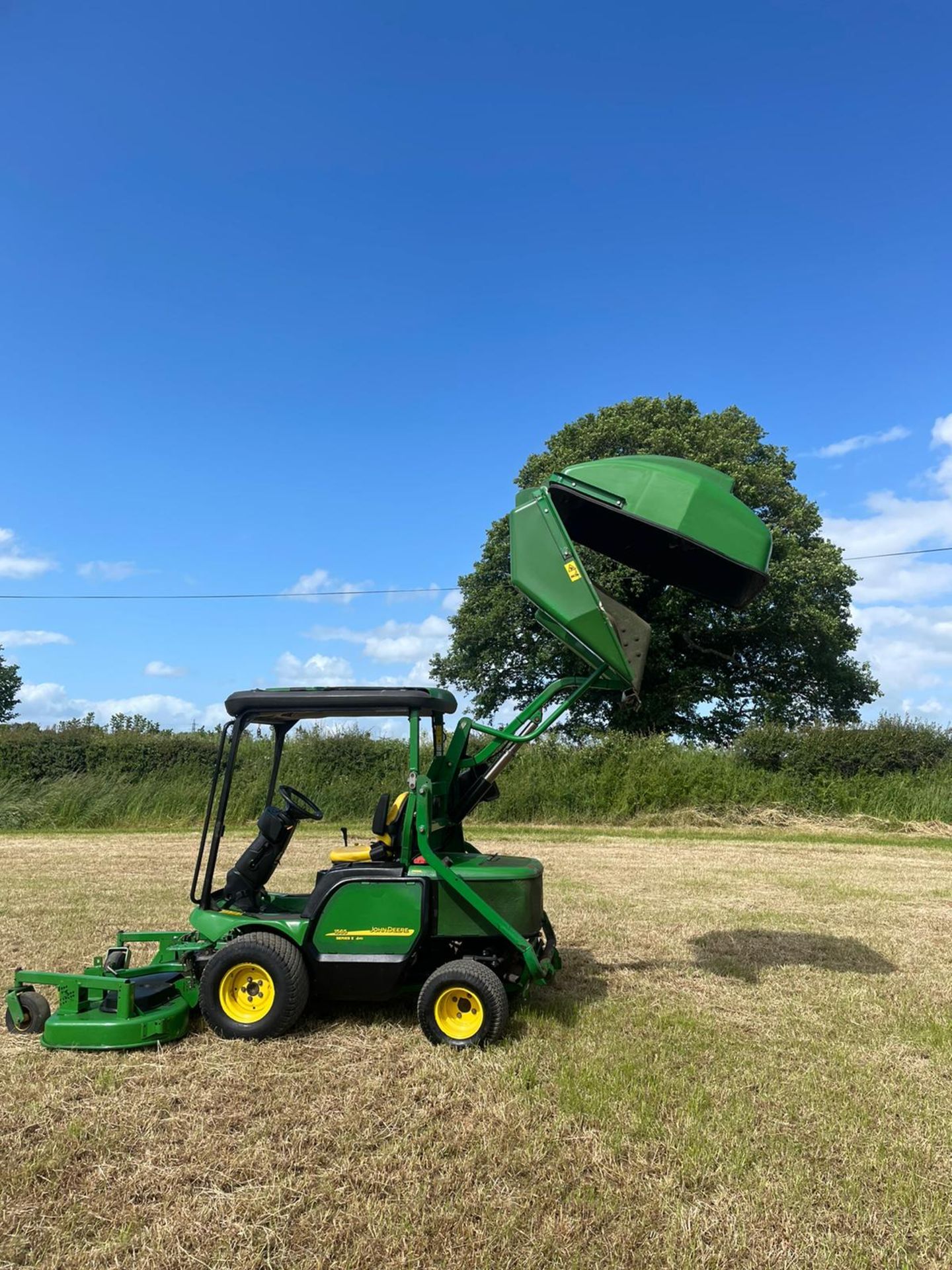 JOHN DEERE 1565 SERIES 2 RIDE ON LAWN MOWER WITH CLAMSHELL COLLECTOR *NO VAT* - Image 4 of 12