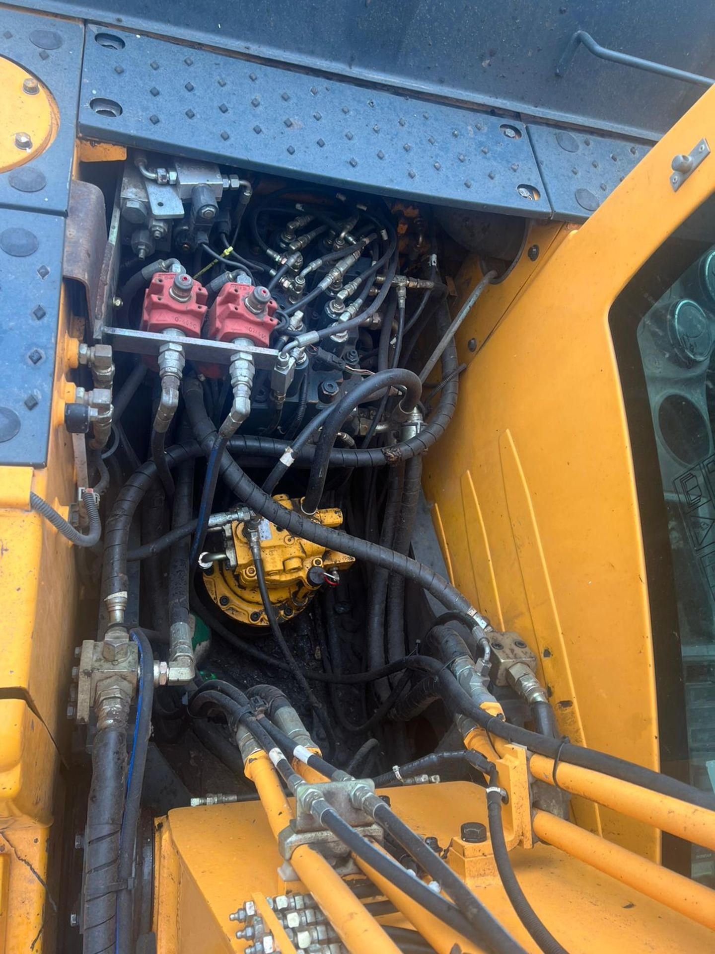 HYUNDAI ROBEX 140LC-9A 14 TON EXCAVATOR, RUNS WORKS AND DIGS, QIUCK HITCH, YEAR 2015 *PLUS VAT* - Image 10 of 12