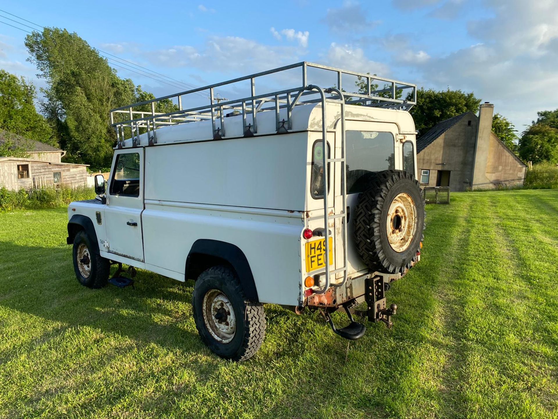 LAND ROVER 110 DEFENDER TURBO DIESEL WHITE 200TDI *NO VAT* - Image 5 of 12