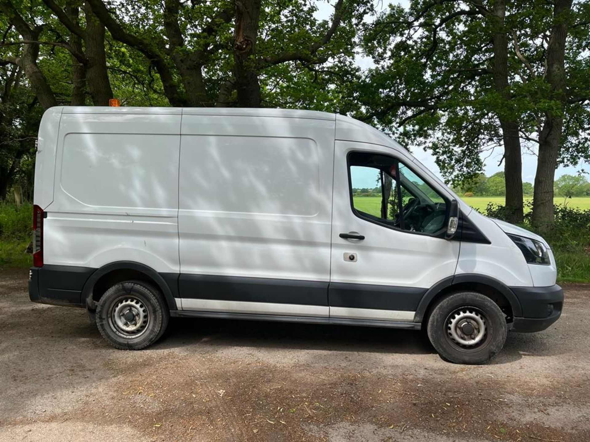 2017 FORD TRANSIT 350 L2H2 WHITE PANEL VAN, EURO 6 *PLUS VAT* - Image 7 of 9