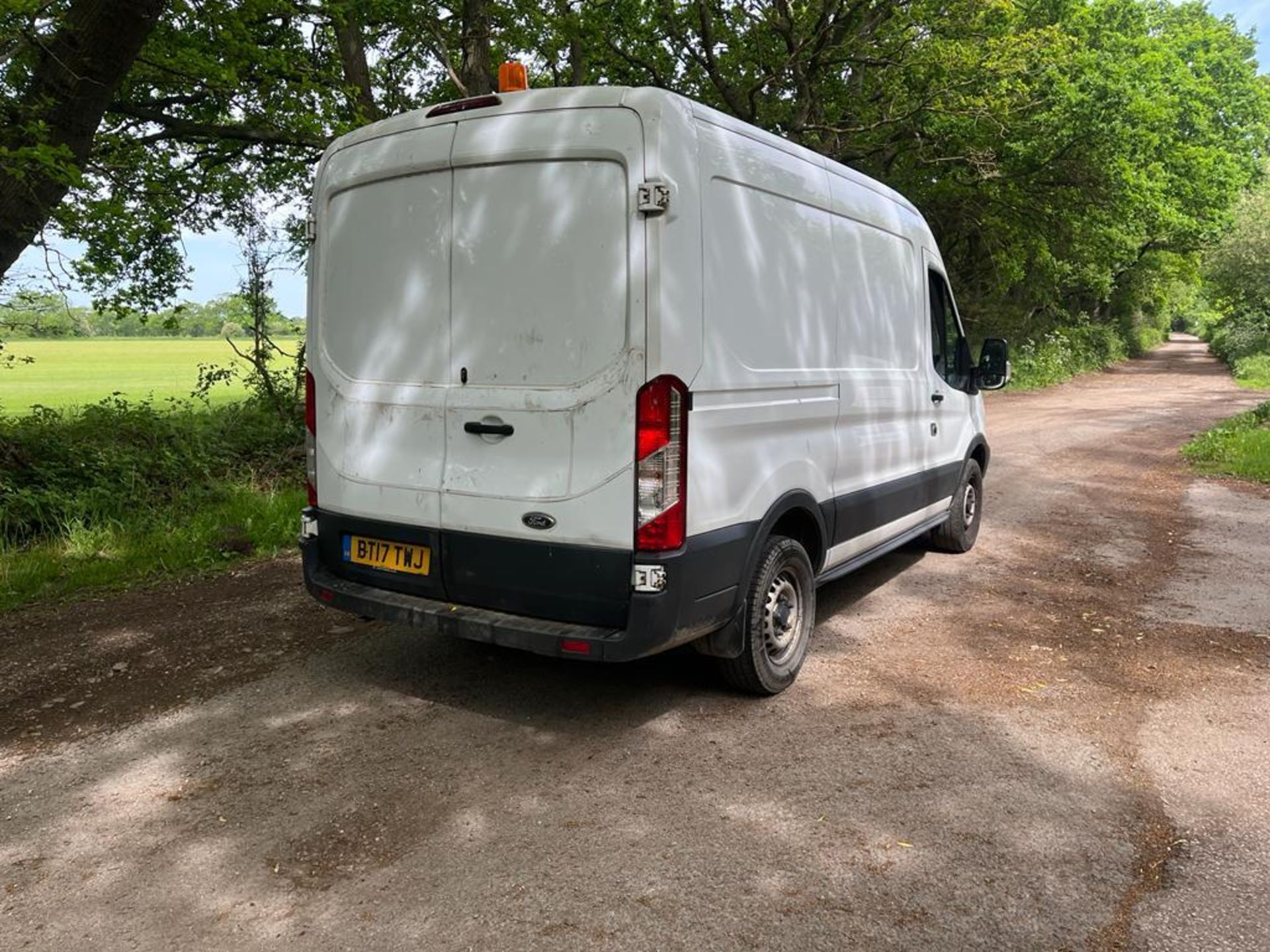 2017 FORD TRANSIT 350 L2H2 WHITE PANEL VAN, EURO 6 *PLUS VAT* - Image 6 of 9