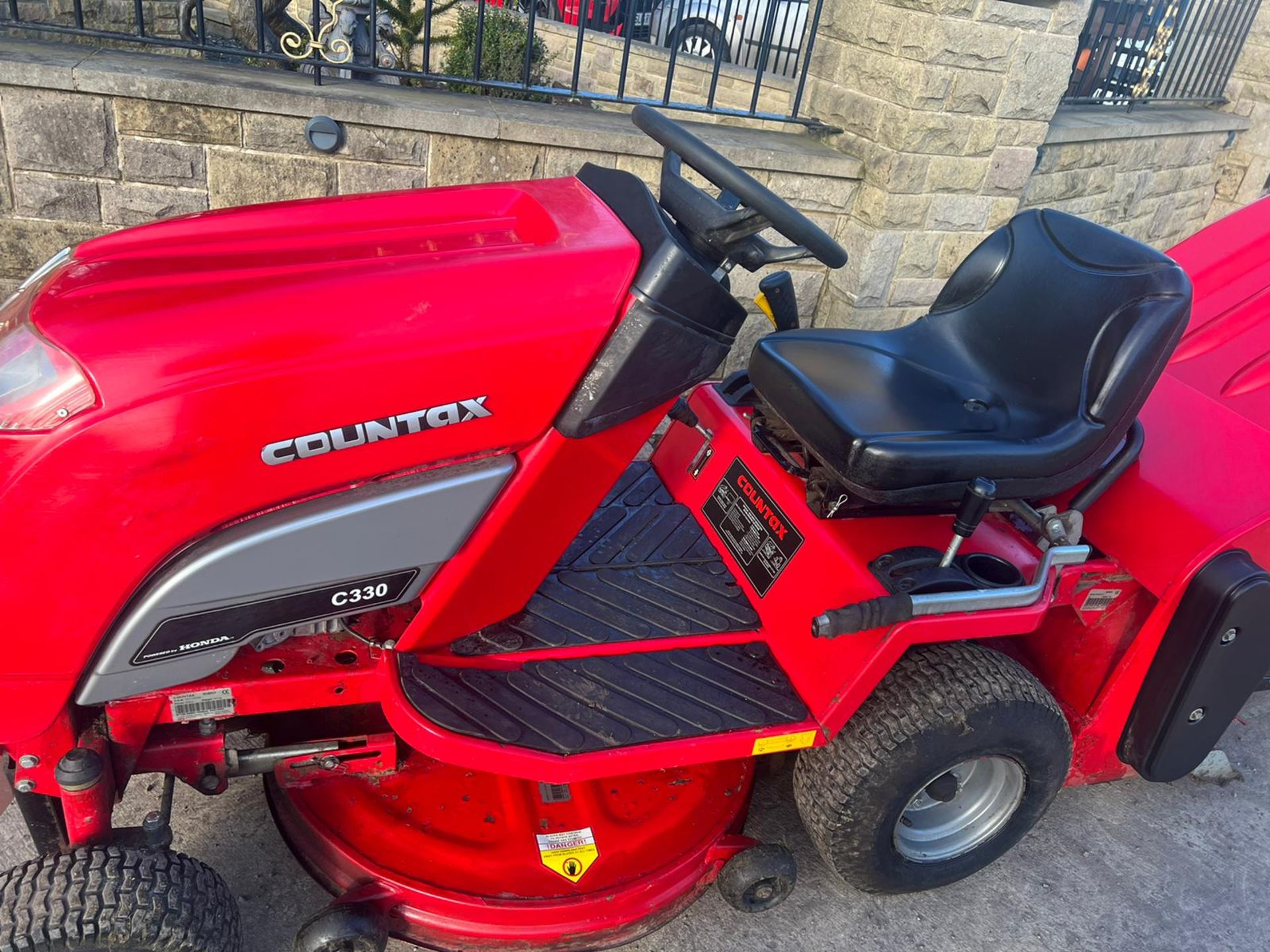 COUNTAX C330H RIDE ON LAWN MOWER WITH WOOD CHIPPER, RUNS DRIVES AND CUTS *PLUS VAT* - Image 8 of 8