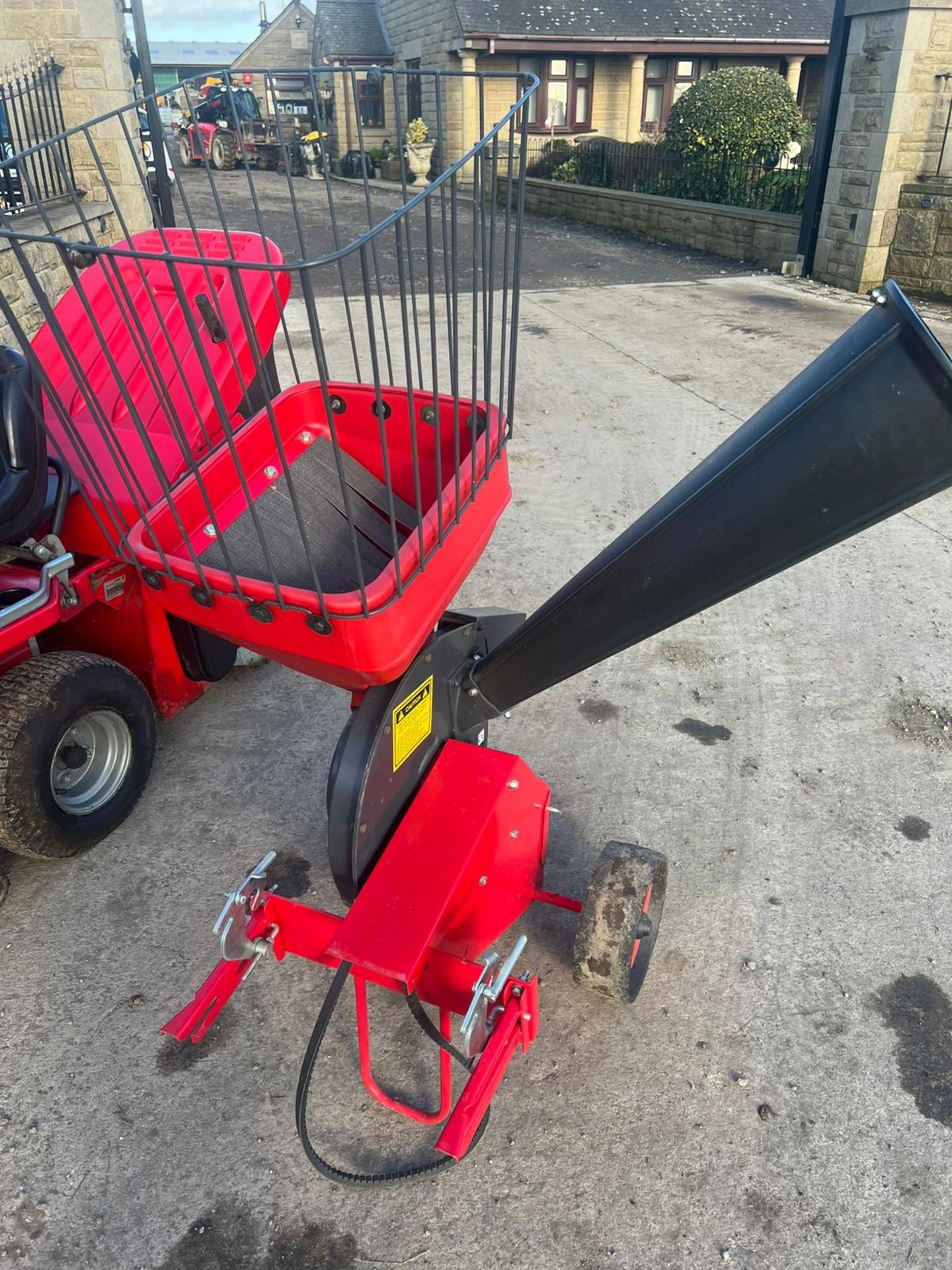 COUNTAX C330H RIDE ON LAWN MOWER WITH WOOD CHIPPER, RUNS DRIVES AND CUTS *PLUS VAT* - Image 3 of 8