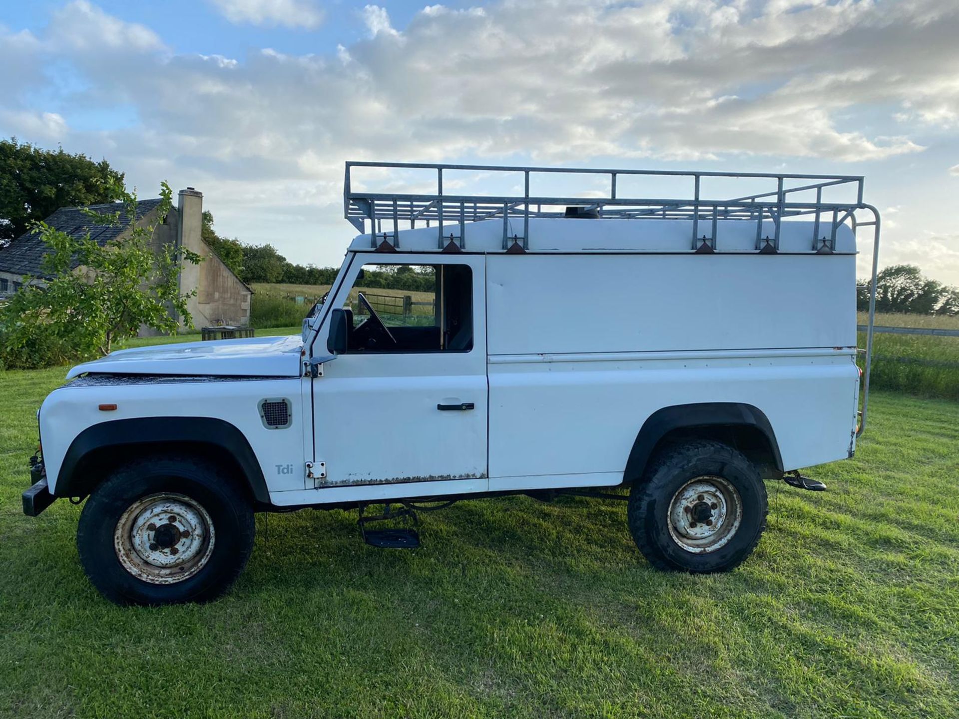 LAND ROVER 110 DEFENDER TURBO DIESEL WHITE 200TDI *NO VAT* - Image 4 of 12