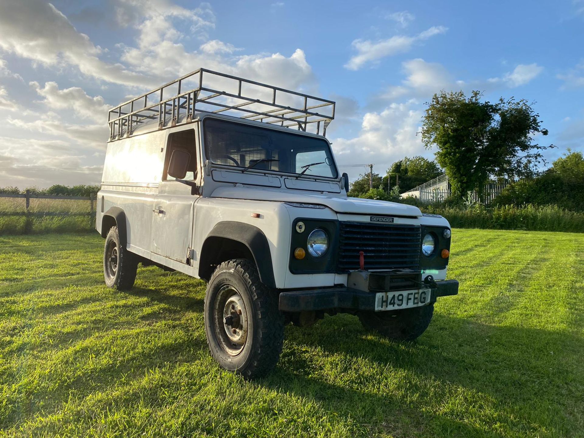 LAND ROVER 110 DEFENDER TURBO DIESEL WHITE 200TDI *NO VAT* - Image 8 of 12