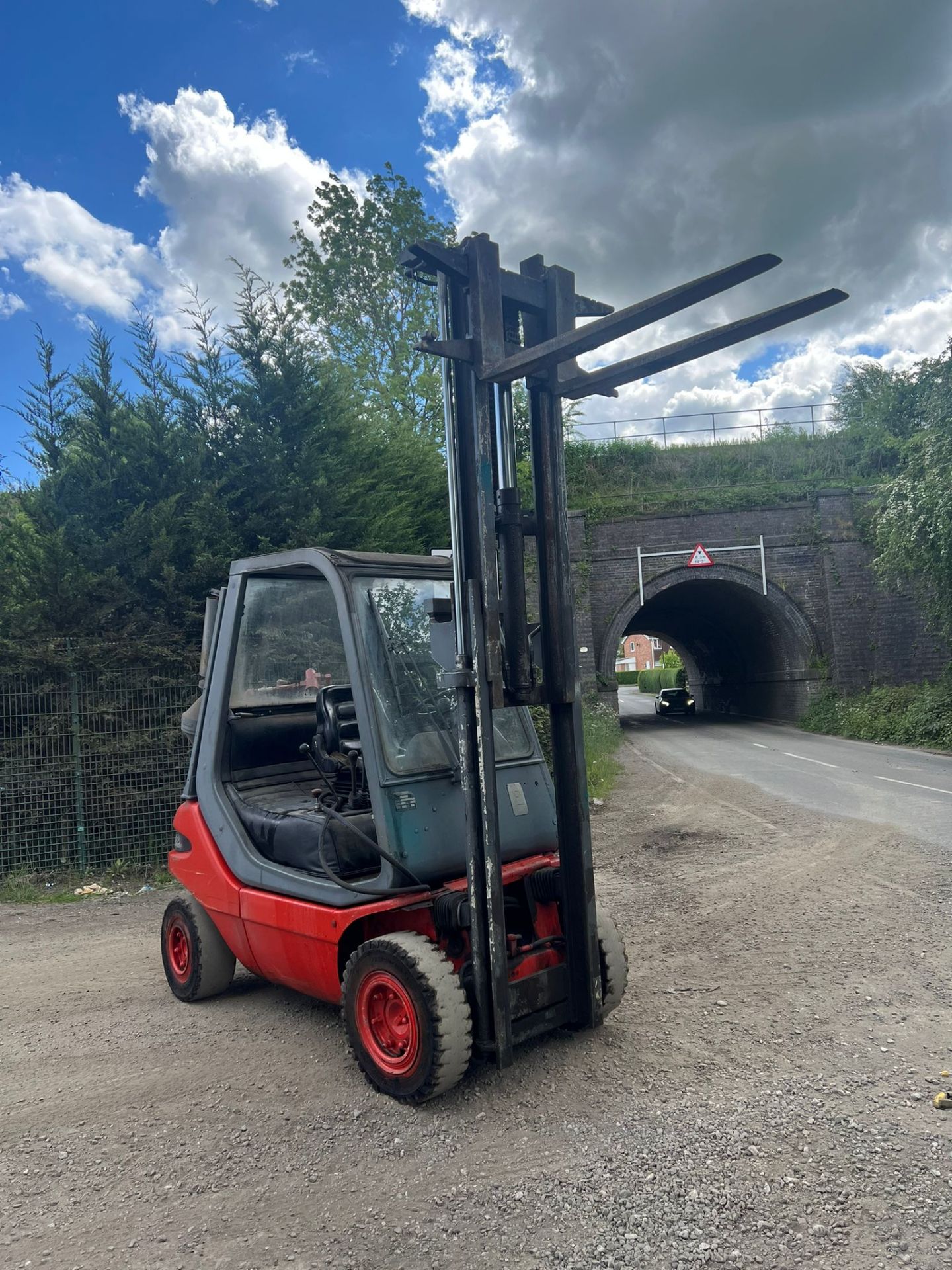 LINDE 2.5 TON DIESEL FORKLIFT, 2 STAGE MAST, RUNS DRIVES LIFTS *PLUS VAT*