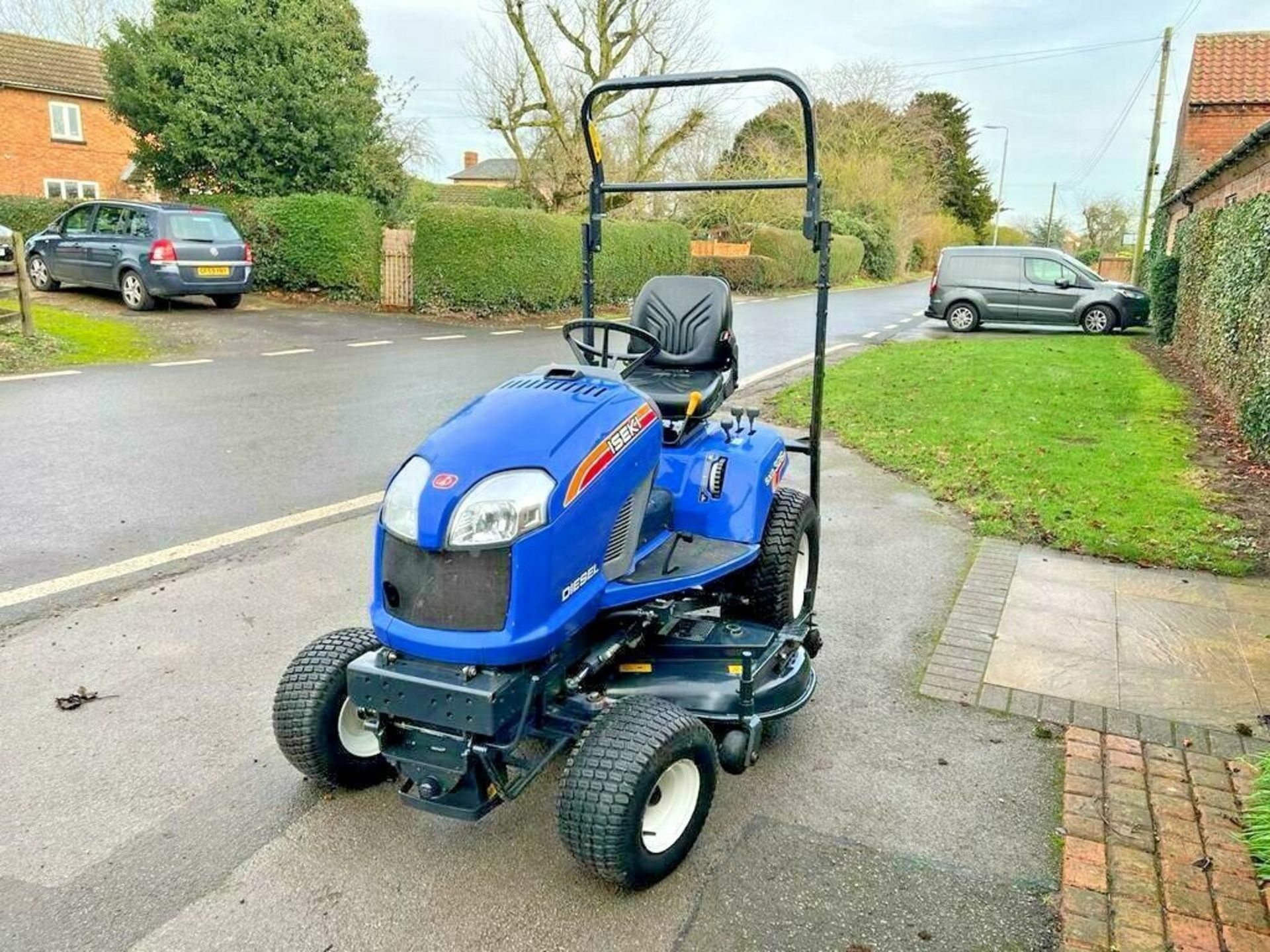 ISEKI 326 RIDE ON MOWER C/W 54" MULCHING DECK, HYDRO DRIVE, 3 CYLINDER DIESEL *PLUS VAT* - Image 3 of 6