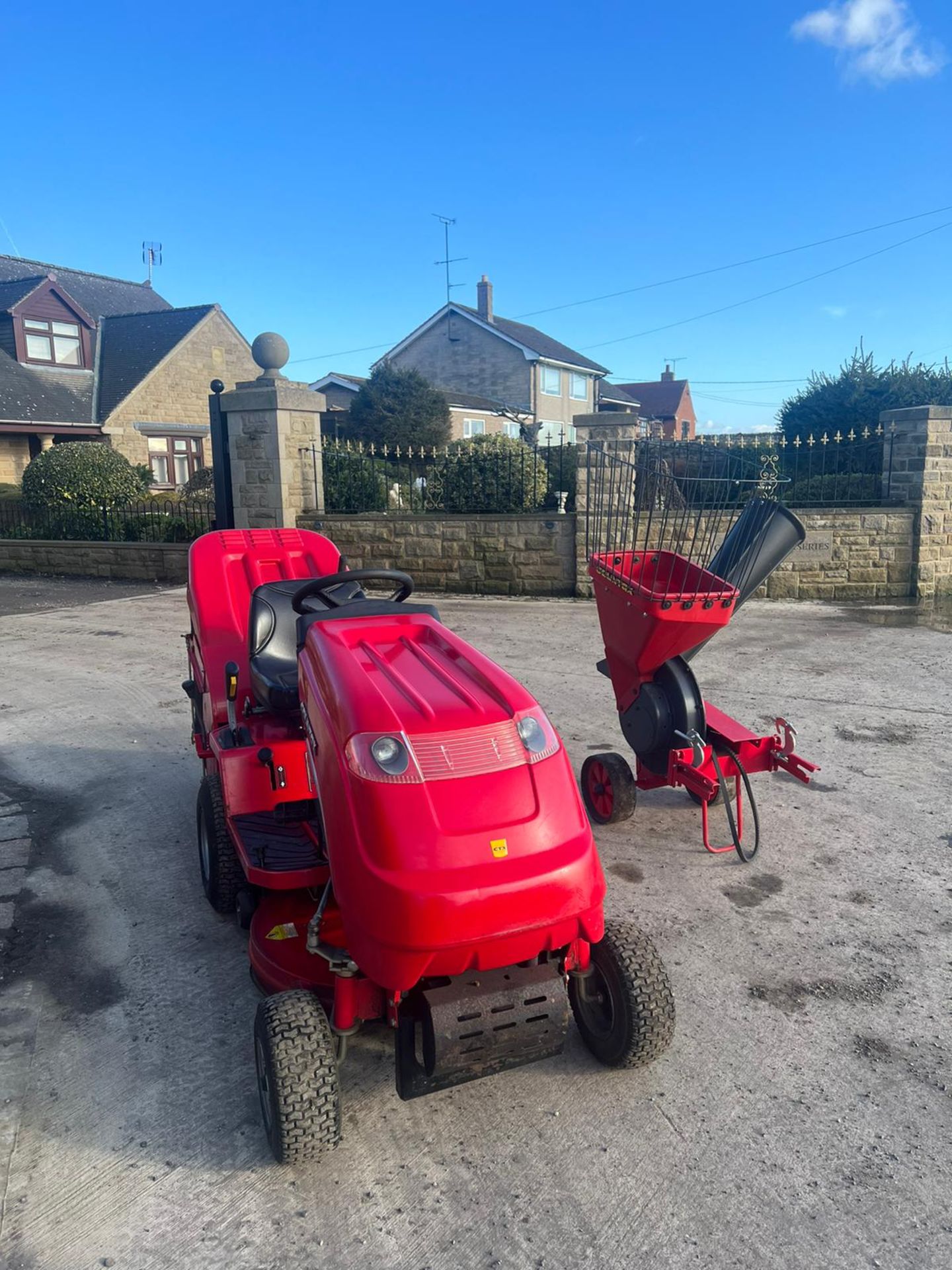 COUNTAX C330H RIDE ON LAWN MOWER WITH WOOD CHIPPER, RUNS DRIVES AND CUTS *PLUS VAT* - Image 2 of 8