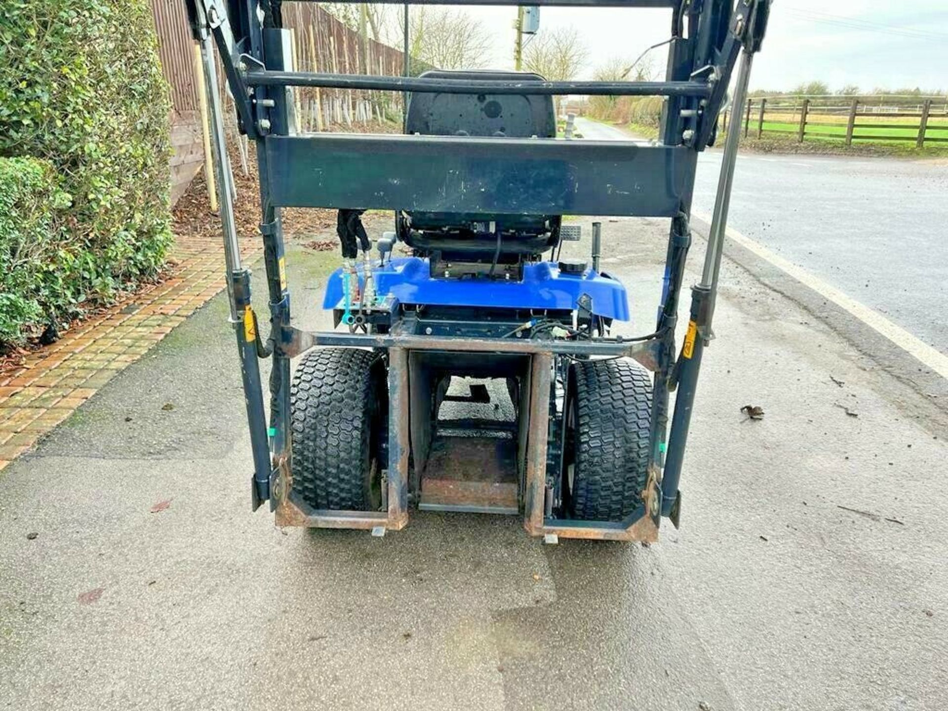 ISEKI 326 RIDE ON MOWER C/W 54" MULCHING DECK, HYDRO DRIVE, 3 CYLINDER DIESEL *PLUS VAT* - Image 5 of 6