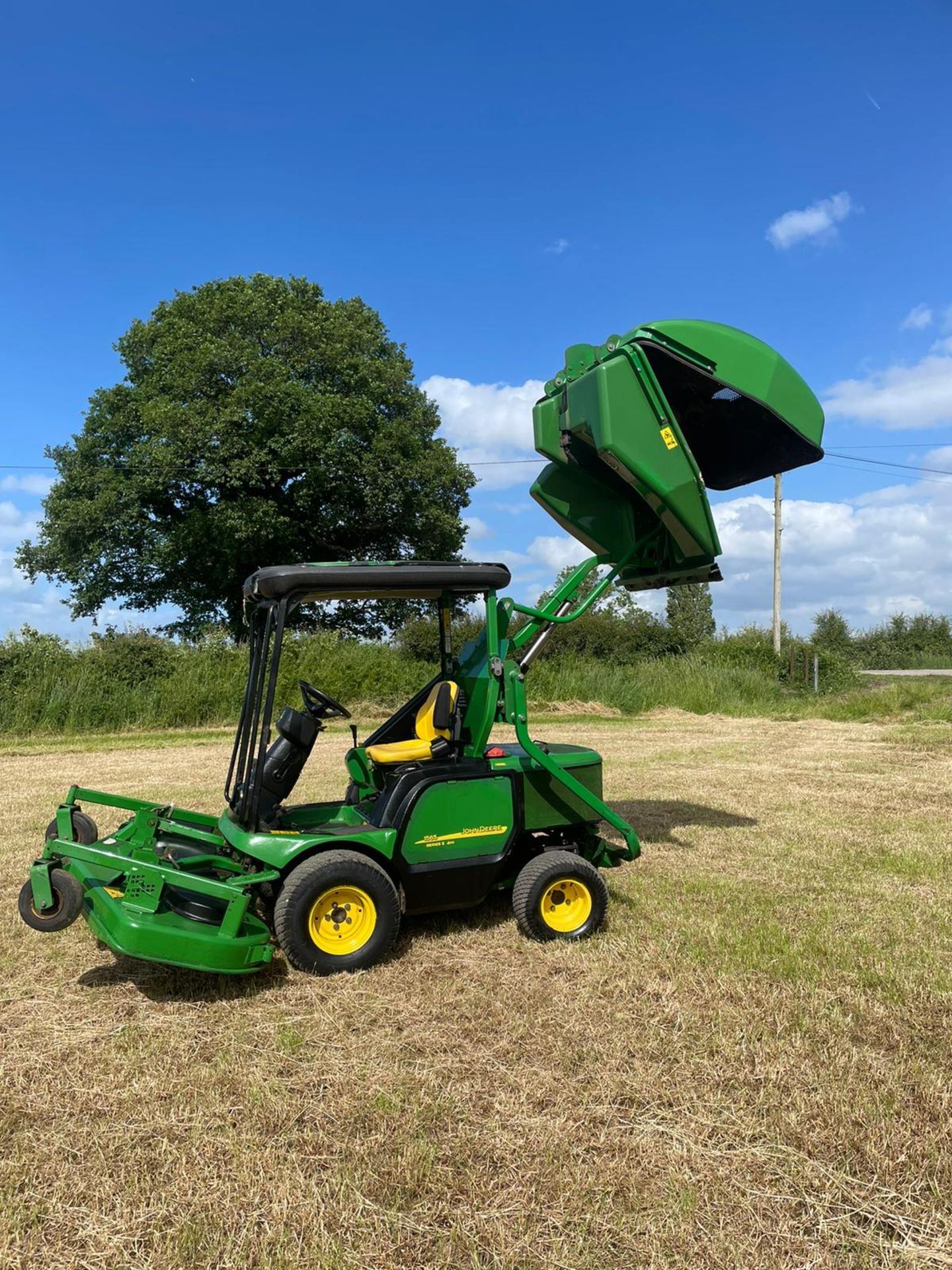 JOHN DEERE 1565 SERIES 2 RIDE ON LAWN MOWER WITH CLAMSHELL COLLECTOR *NO VAT* - Image 9 of 12