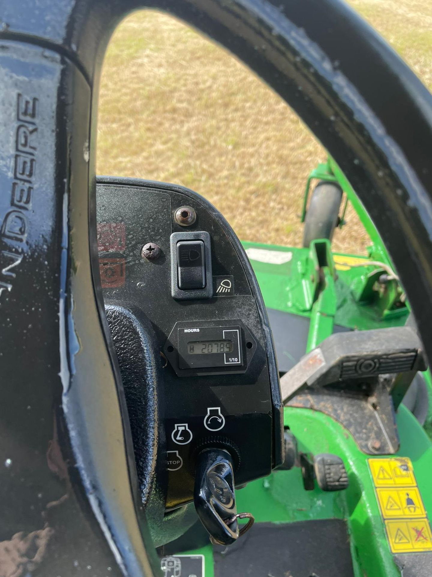 JOHN DEERE 1565 SERIES 2 RIDE ON LAWN MOWER WITH CLAMSHELL COLLECTOR *NO VAT* - Image 8 of 12