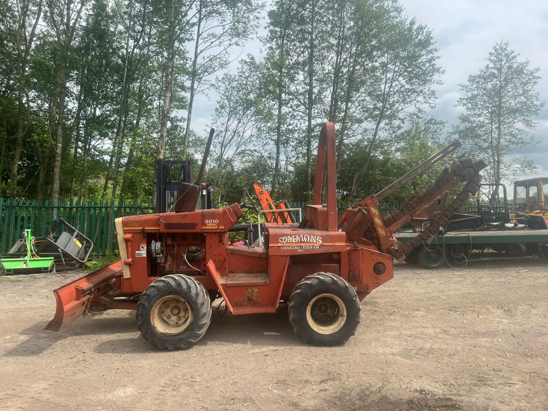 DITCHWITCH 5010 DIESEL TRENCHER, 4 WHEEL STEER, RUNS AND DRIVES "PLUS VAT" - Image 5 of 7