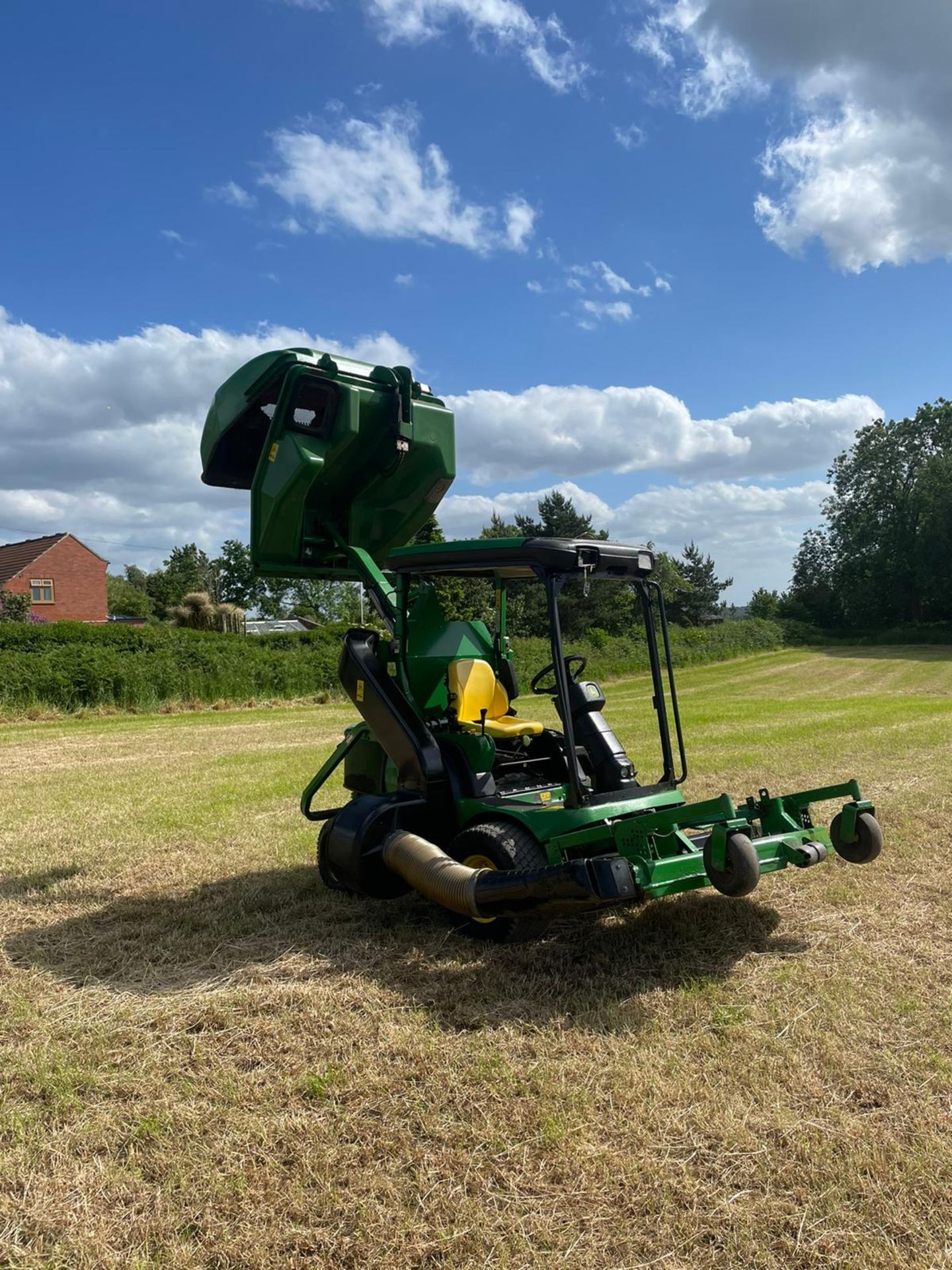 JOHN DEERE 1565 SERIES 2 RIDE ON LAWN MOWER WITH CLAMSHELL COLLECTOR *NO VAT* - Image 2 of 12