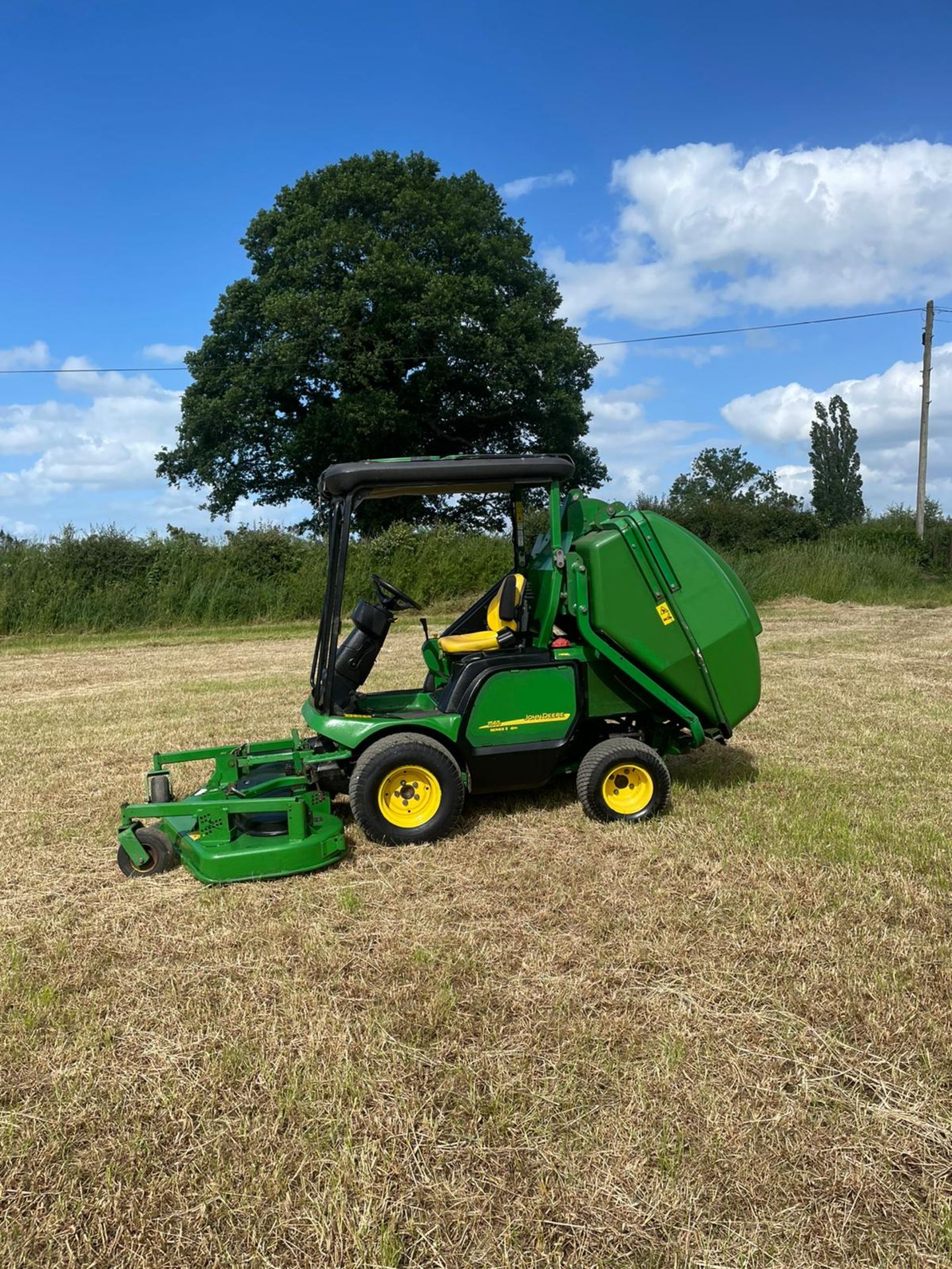 JOHN DEERE 1565 SERIES 2 RIDE ON LAWN MOWER WITH CLAMSHELL COLLECTOR *NO VAT* - Image 3 of 12