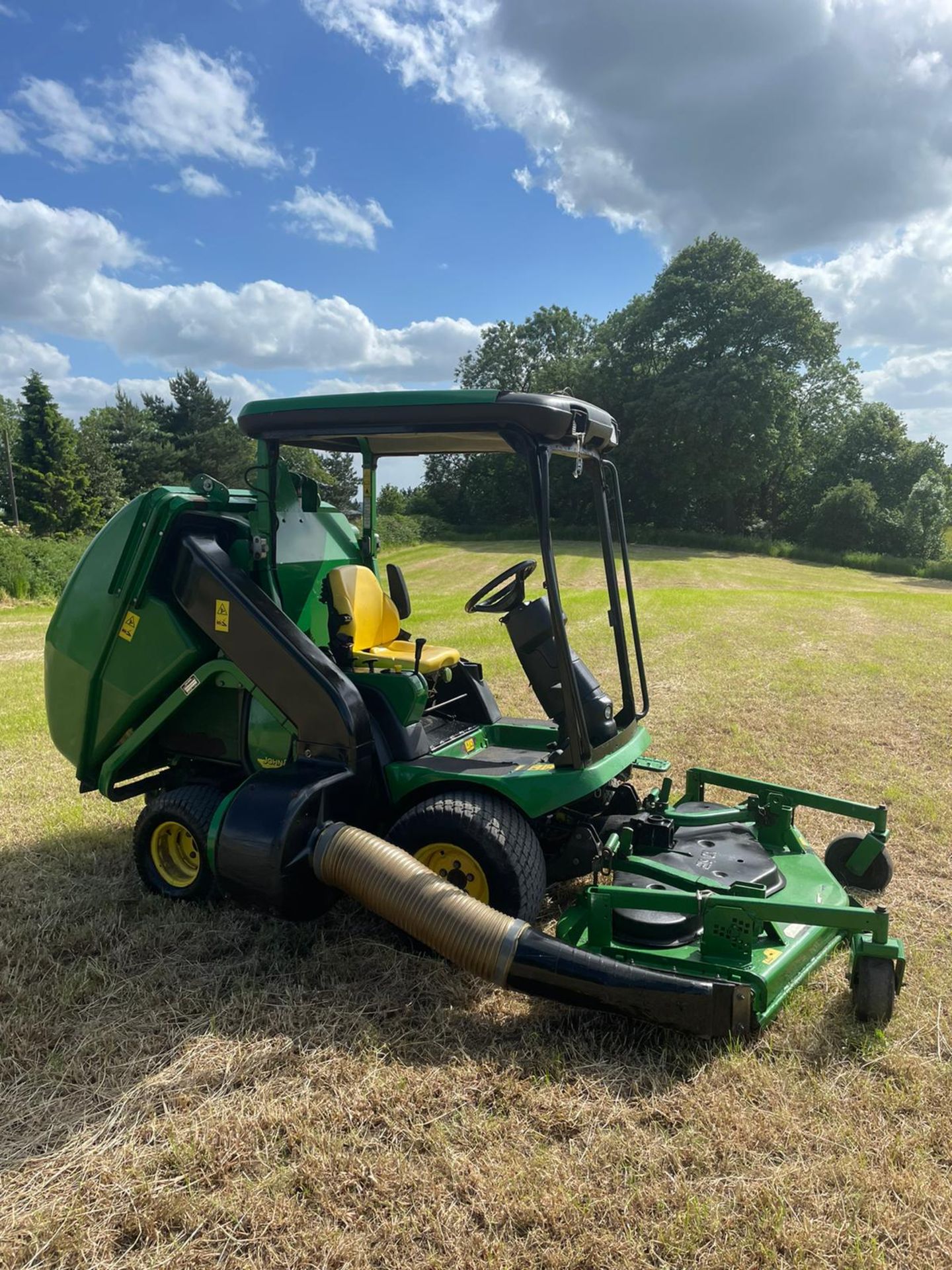 JOHN DEERE 1565 SERIES 2 RIDE ON LAWN MOWER WITH CLAMSHELL COLLECTOR *NO VAT* - Image 7 of 12