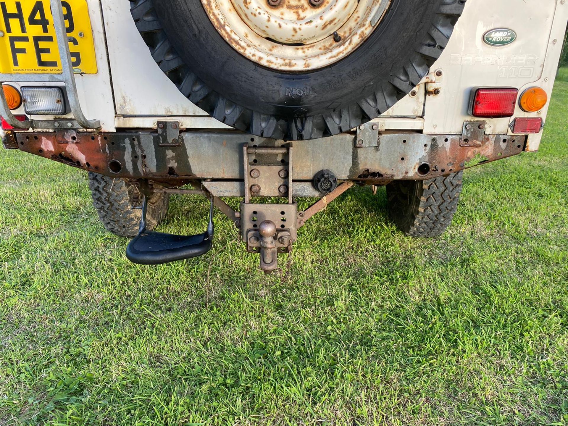 LAND ROVER 110 DEFENDER TURBO DIESEL WHITE 200TDI *NO VAT* - Image 11 of 12