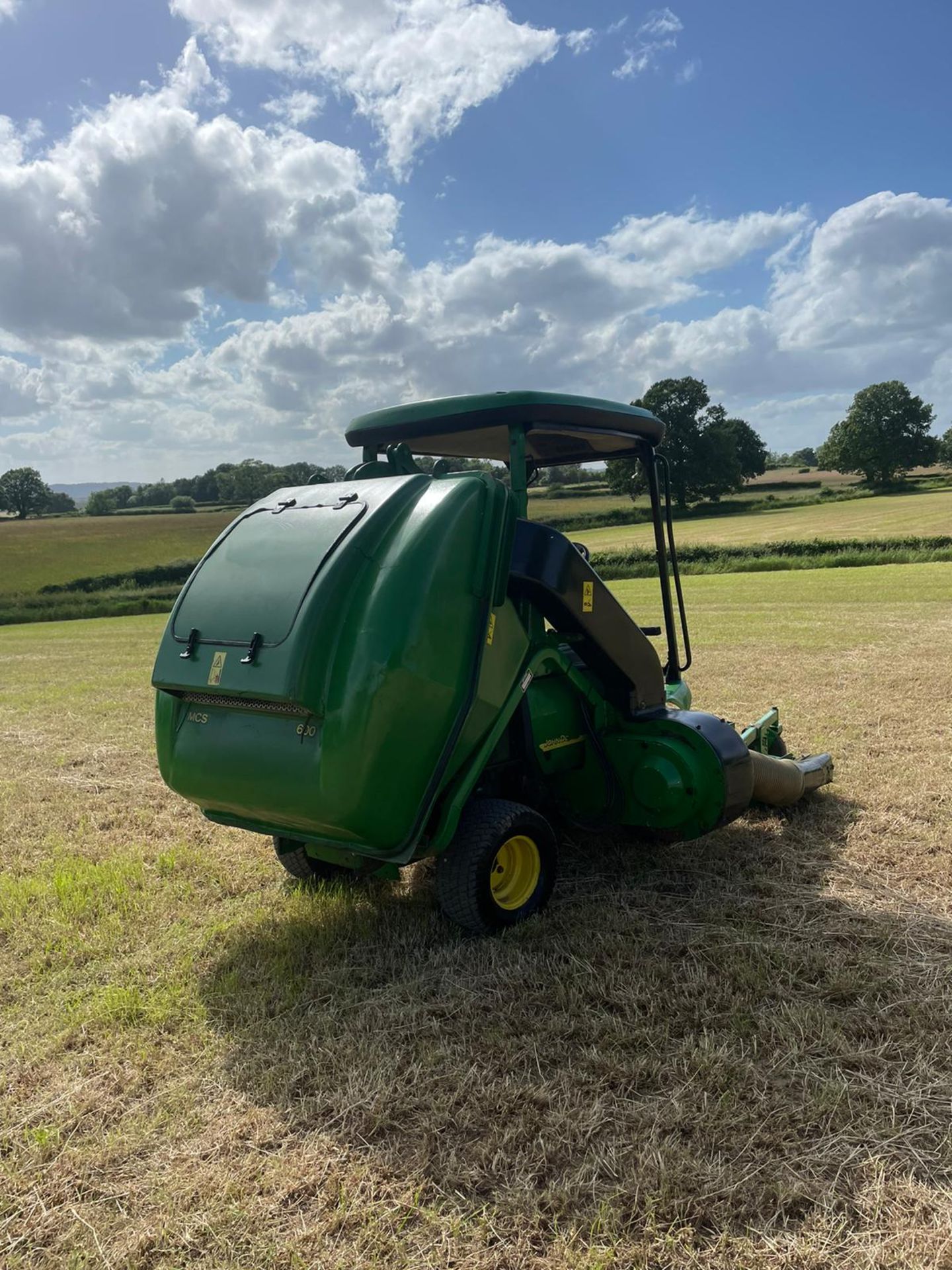 JOHN DEERE 1565 SERIES 2 RIDE ON LAWN MOWER WITH CLAMSHELL COLLECTOR *NO VAT* - Image 6 of 12