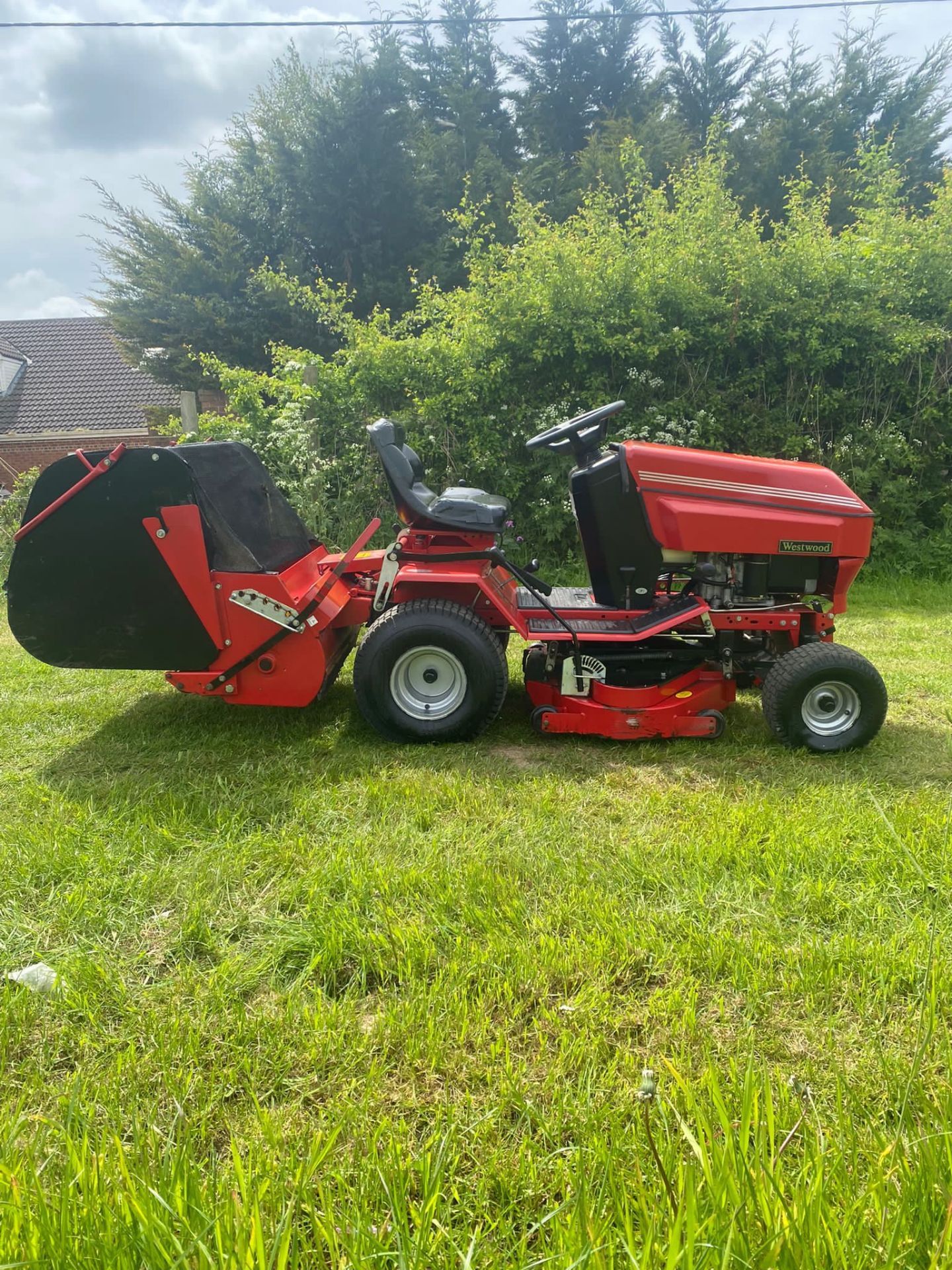 Westwood s1300 ride on lawn mower, Runs and works well, Cuts and collects well *PLUS VAT* - Image 5 of 8