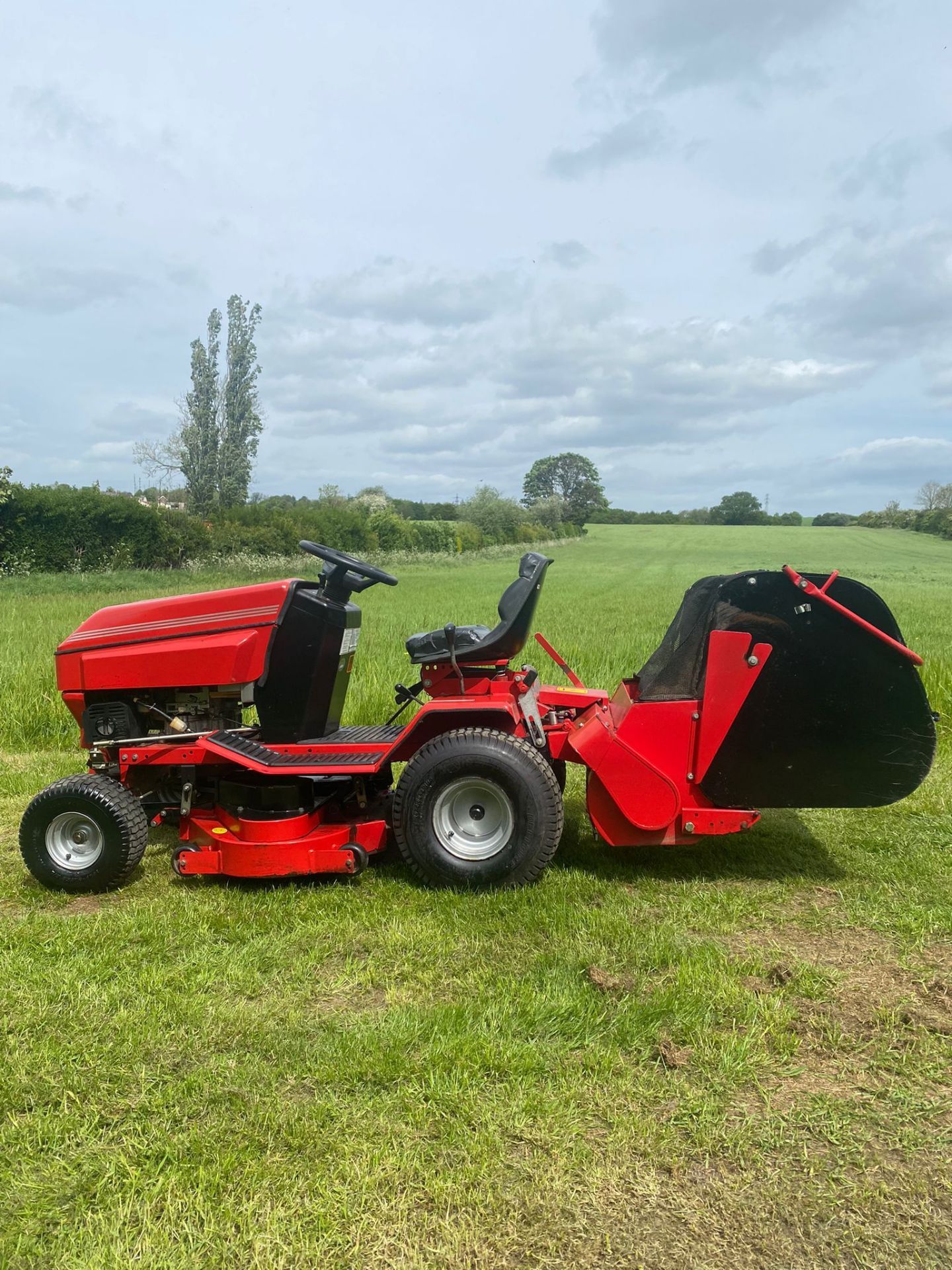 Westwood s1300 ride on lawn mower, Runs and works well, Cuts and collects well *PLUS VAT* - Image 6 of 8