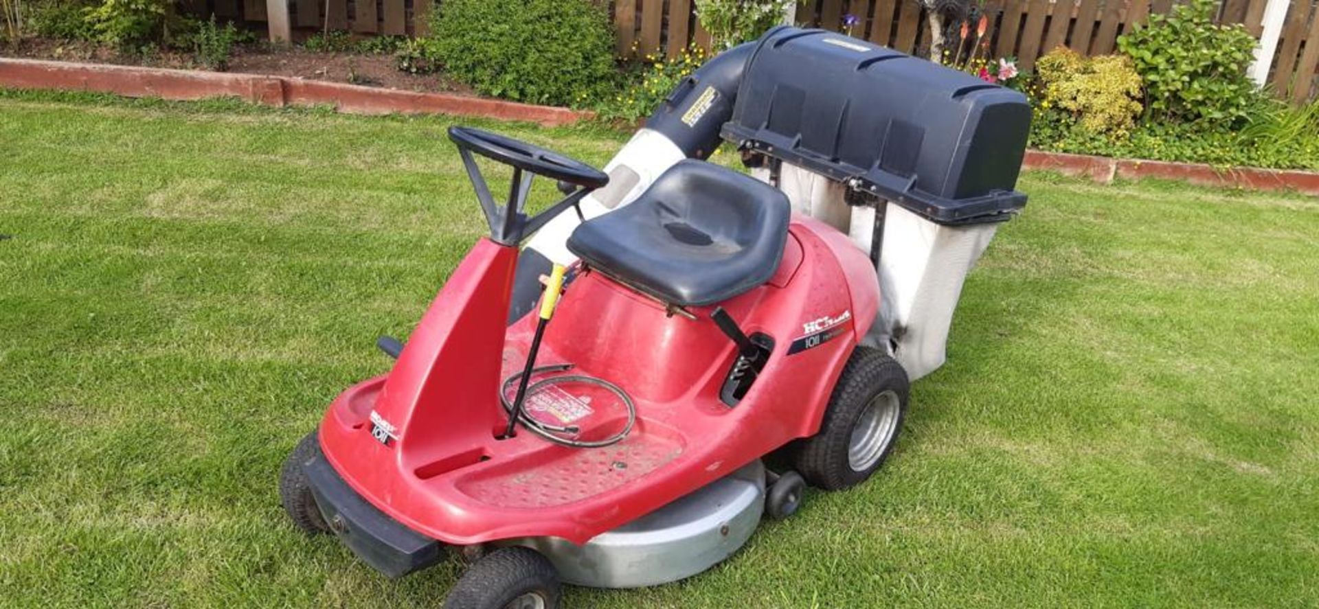 HONDA RIDE-ON LAWNMOWER *NO VAT* - Image 3 of 7