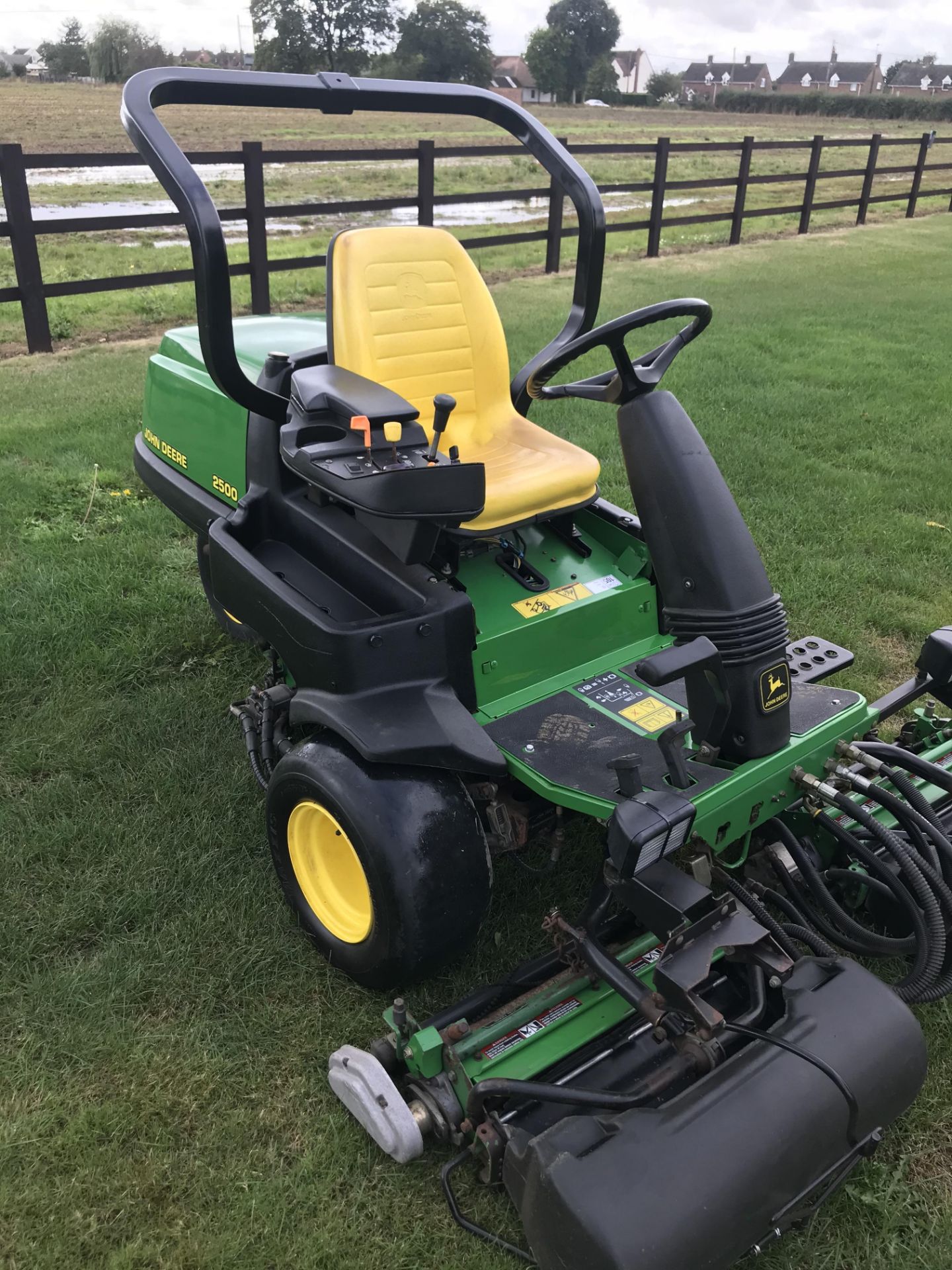 JOHN DEERE 2500 DIESEL COMMERCIAL MOWER, 3074 HOURS *PLUS VAT* - Image 2 of 7