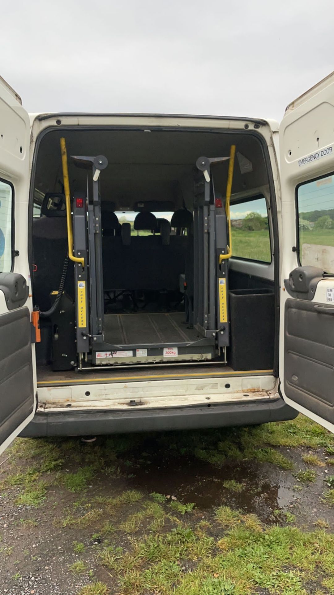 2004 04 FORD TRANSIT WHITE MINIBUS light scrape on drivers side, 9 seats, Wheel Chair lift fitted - Image 17 of 22