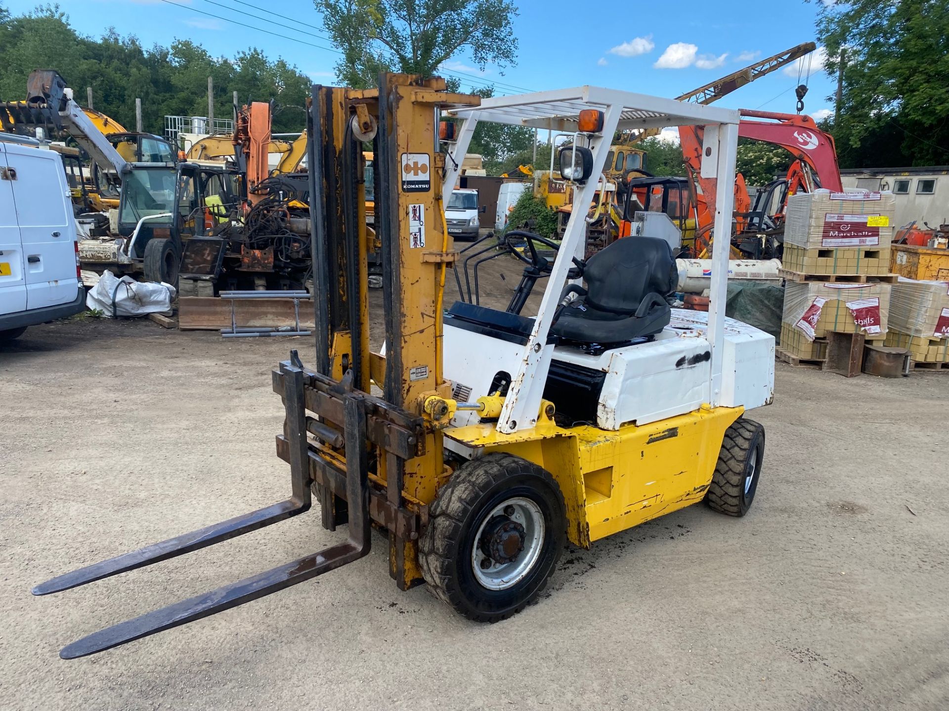 KOMATSU 2 TON DIESEL FORKLIFT, ISUZU ENGINE WHICH STARTS EASILY AND RUNS WELL *PLUS VAT* - Image 2 of 6