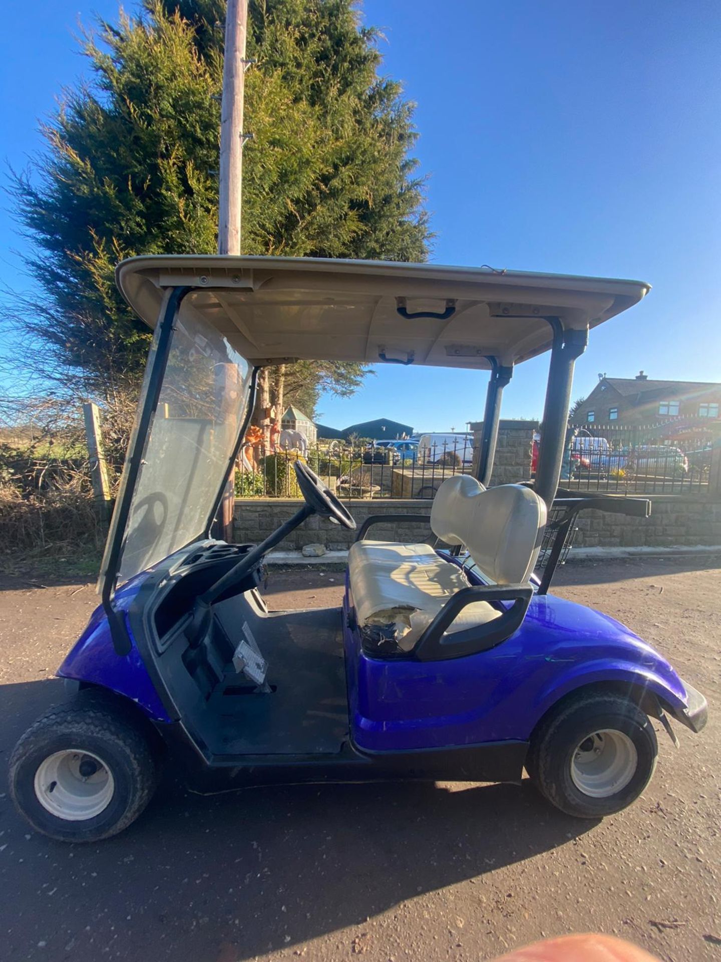 YAMAHA GOLF BUGGY, RUNS AND DRIVES, BATTERIES ARE ALL CHARGED *PLUS VAT* - Image 3 of 6