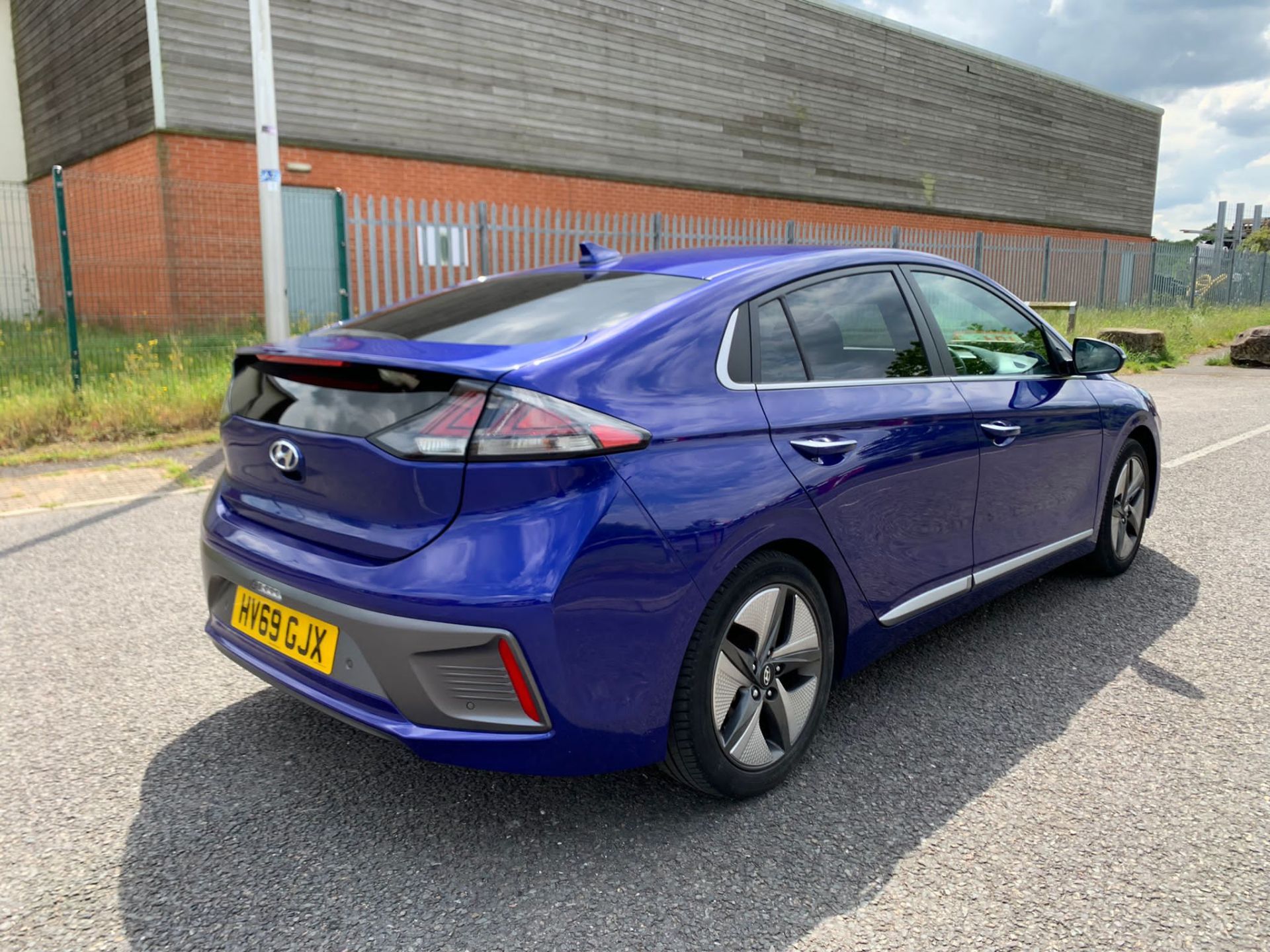 2019/69 HYUNDAI IONIQ PREMIUM SE HEV SEMI AUTO BLUE HATCHBACK, 9535 MILES *NO VAT* - Image 7 of 25