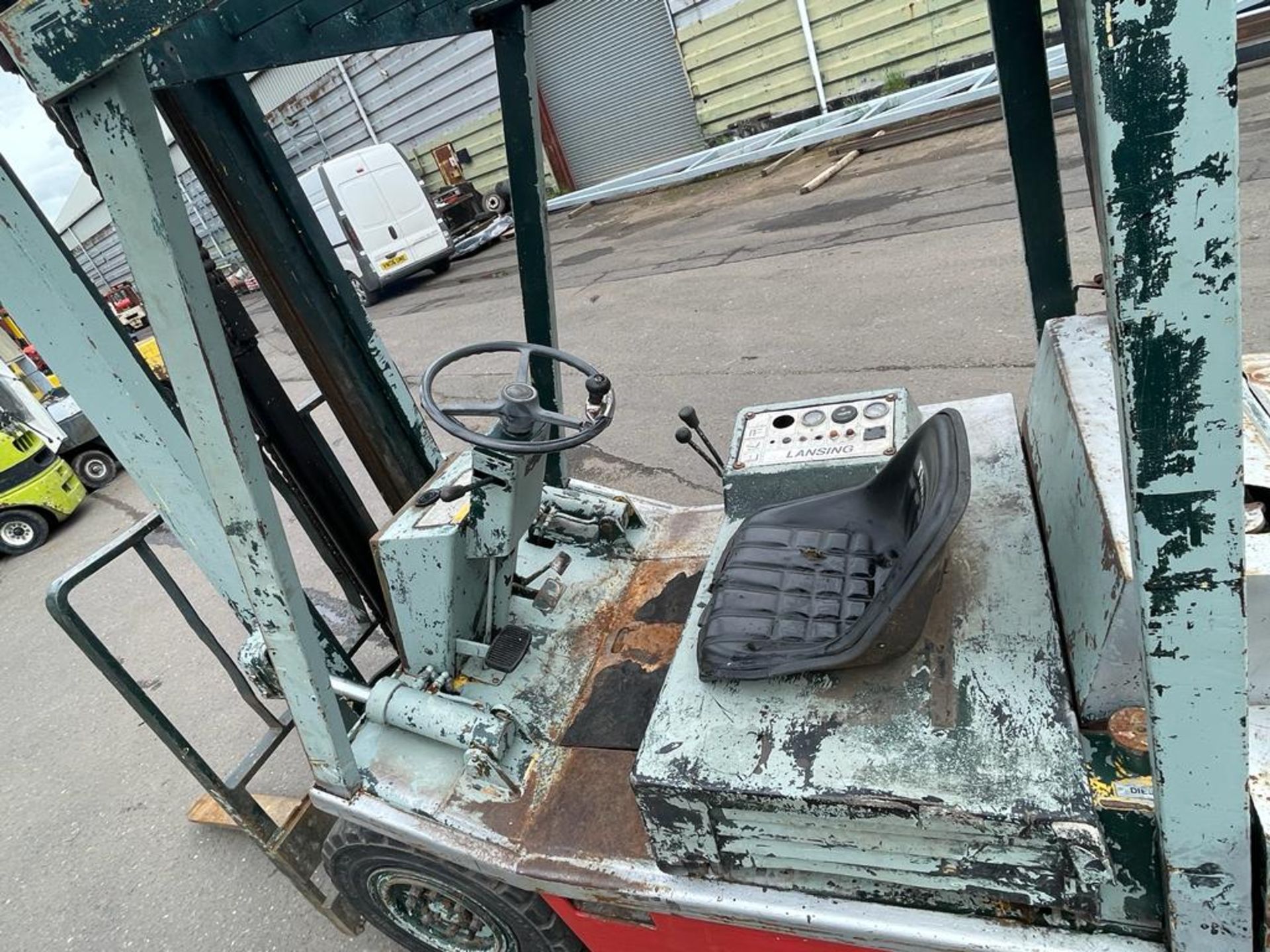 GOOD 2 TON DIESEL FORKLIFT YARD TRUCK-STARTS AND DRIVES WELL-GOOD LIFT-RECENT ALTERNATOR *PLUS VAT* - Image 6 of 10