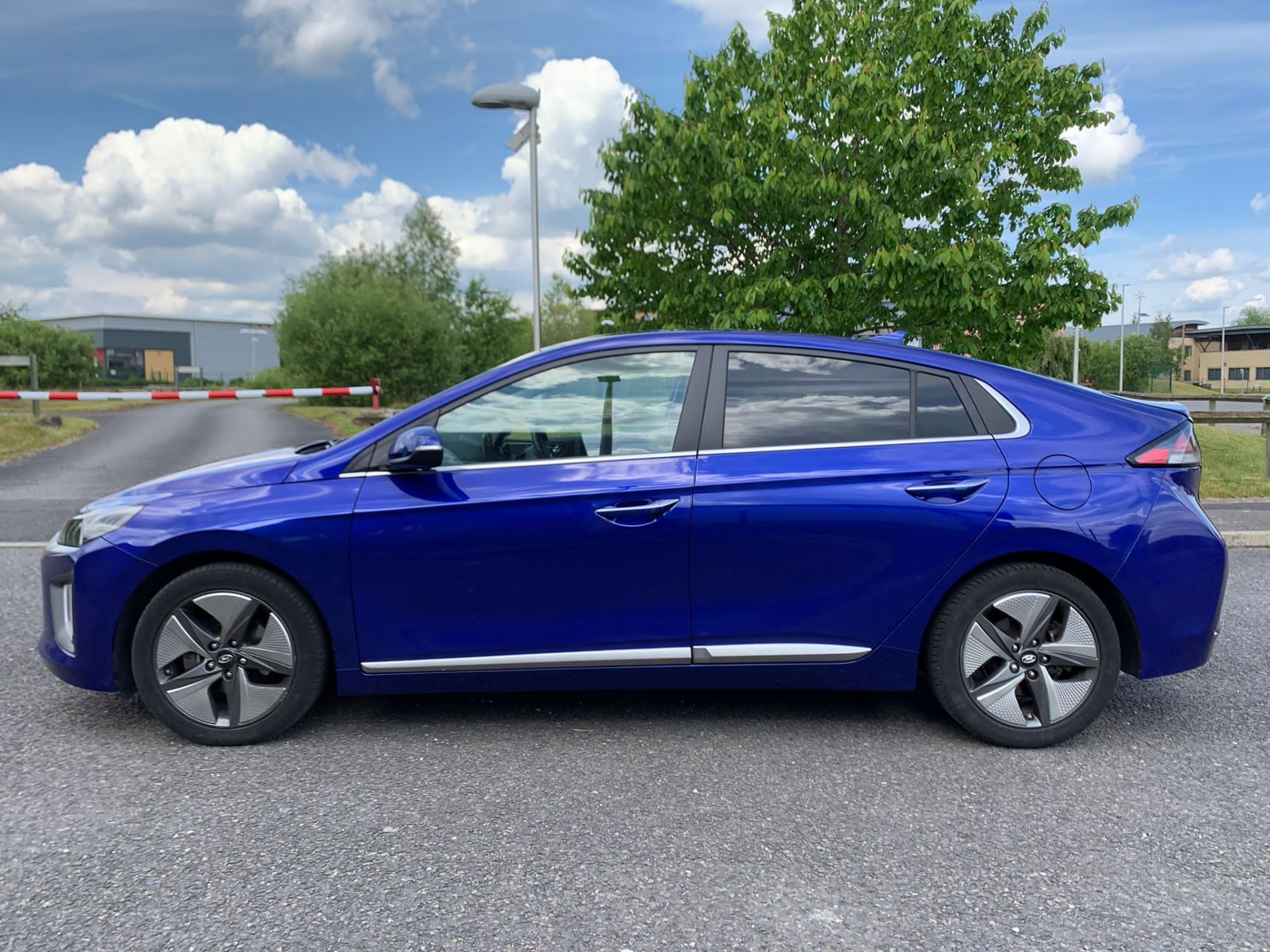 2019/69 HYUNDAI IONIQ PREMIUM SE HEV SEMI AUTO BLUE HATCHBACK, 9535 MILES *NO VAT* - Image 4 of 25