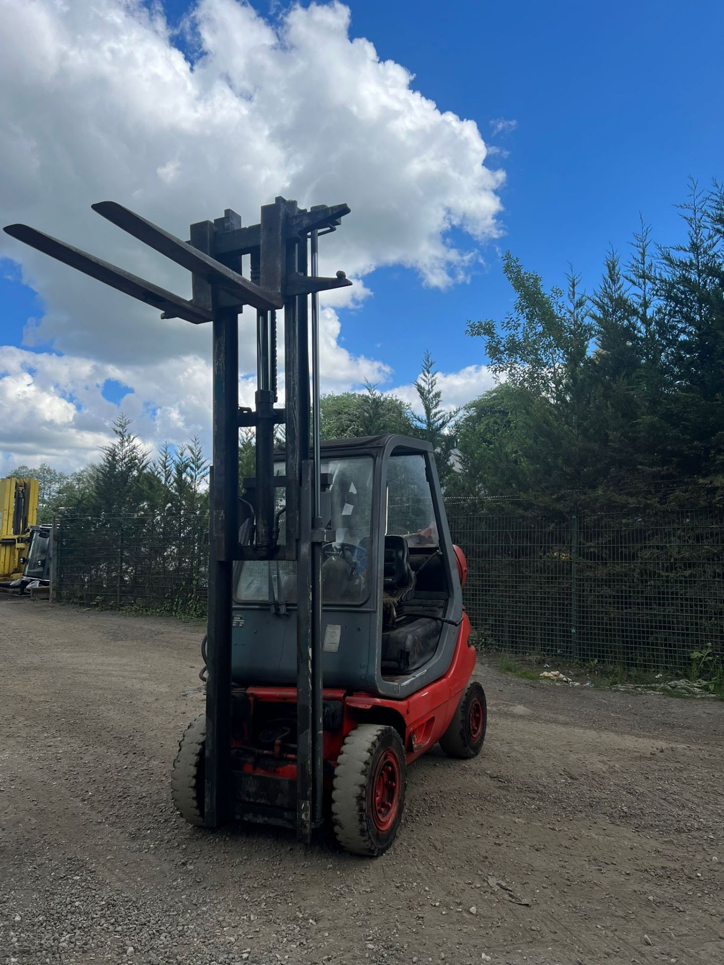 LINDE 2.5 TON DIESEL FORKLIFT, 2 STAGE MAST, RUNS DRIVES LIFTS *PLUS VAT* - Image 3 of 6